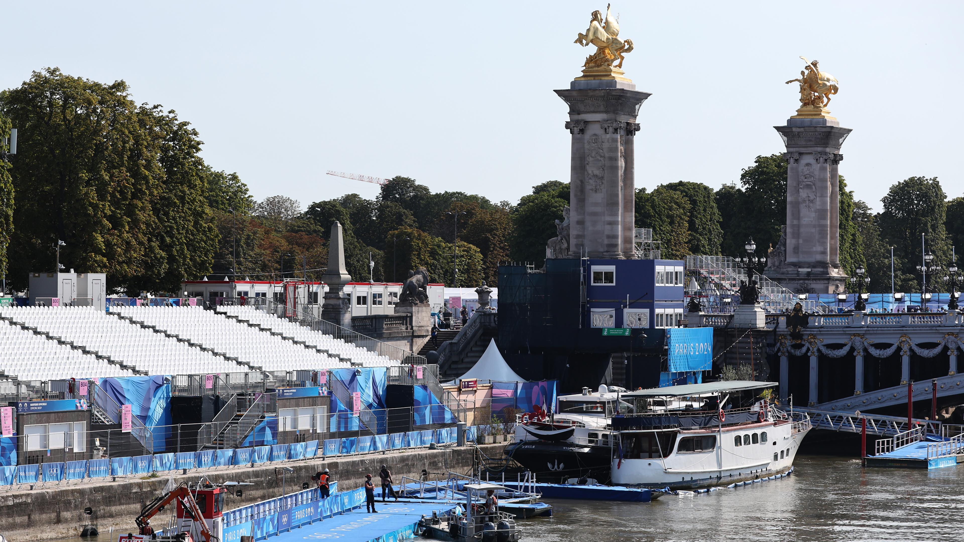 Olympia, Paris 2024, vor dem Triathlon, Blick auf die Tribünen an der Seine