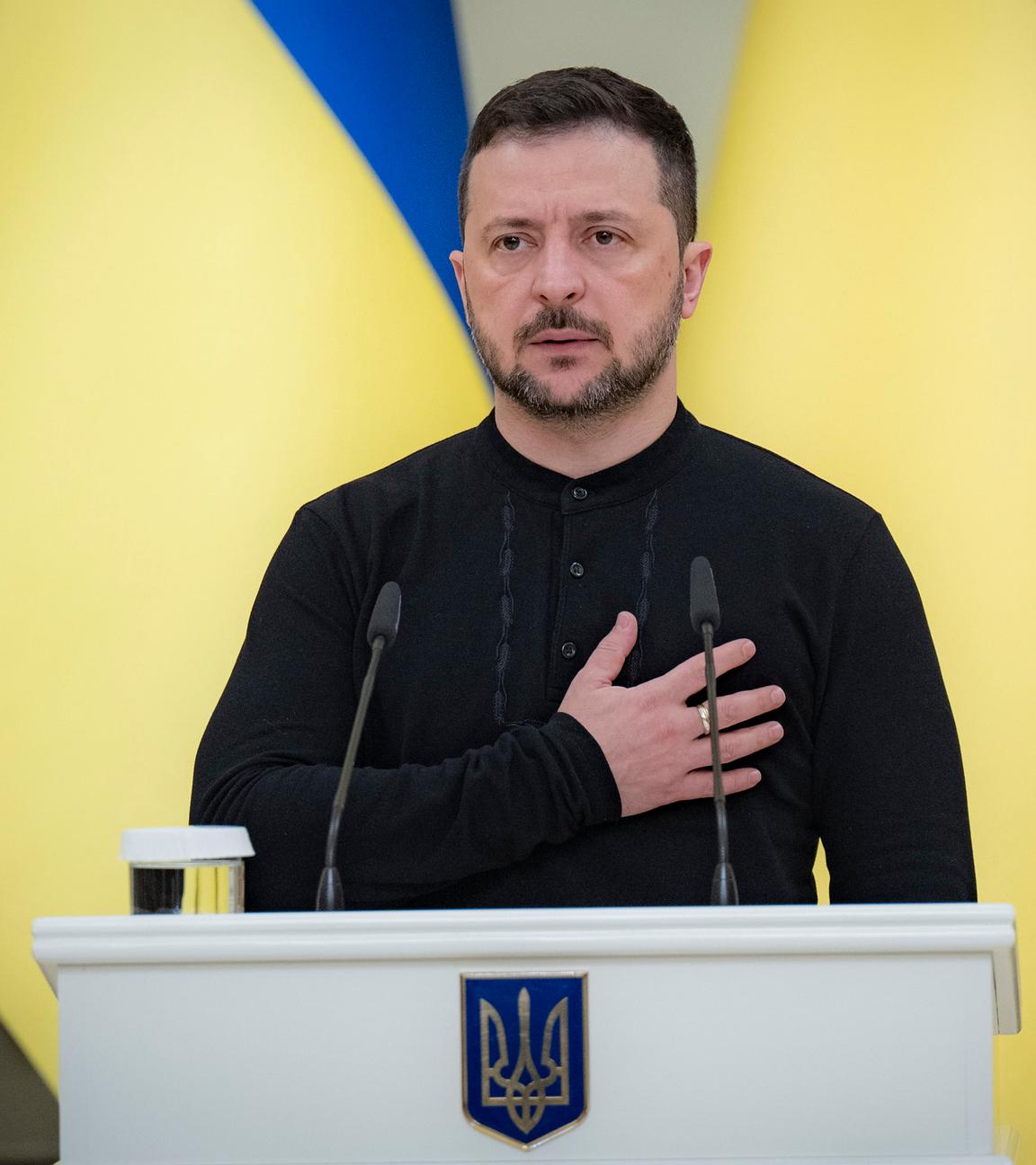 08.11.2024, Ukraine, Kiew: Wolodymyr Selenskyj, Präsident der Ukraine, steht beim Abspielen der Nationalhymne, bevor er während einer Zeremonie im Mariinskyi-Palast den Helden der Ukraine und den Familien der gefallenen Soldaten Urkunden für kostenlose Wohnungen überreicht.