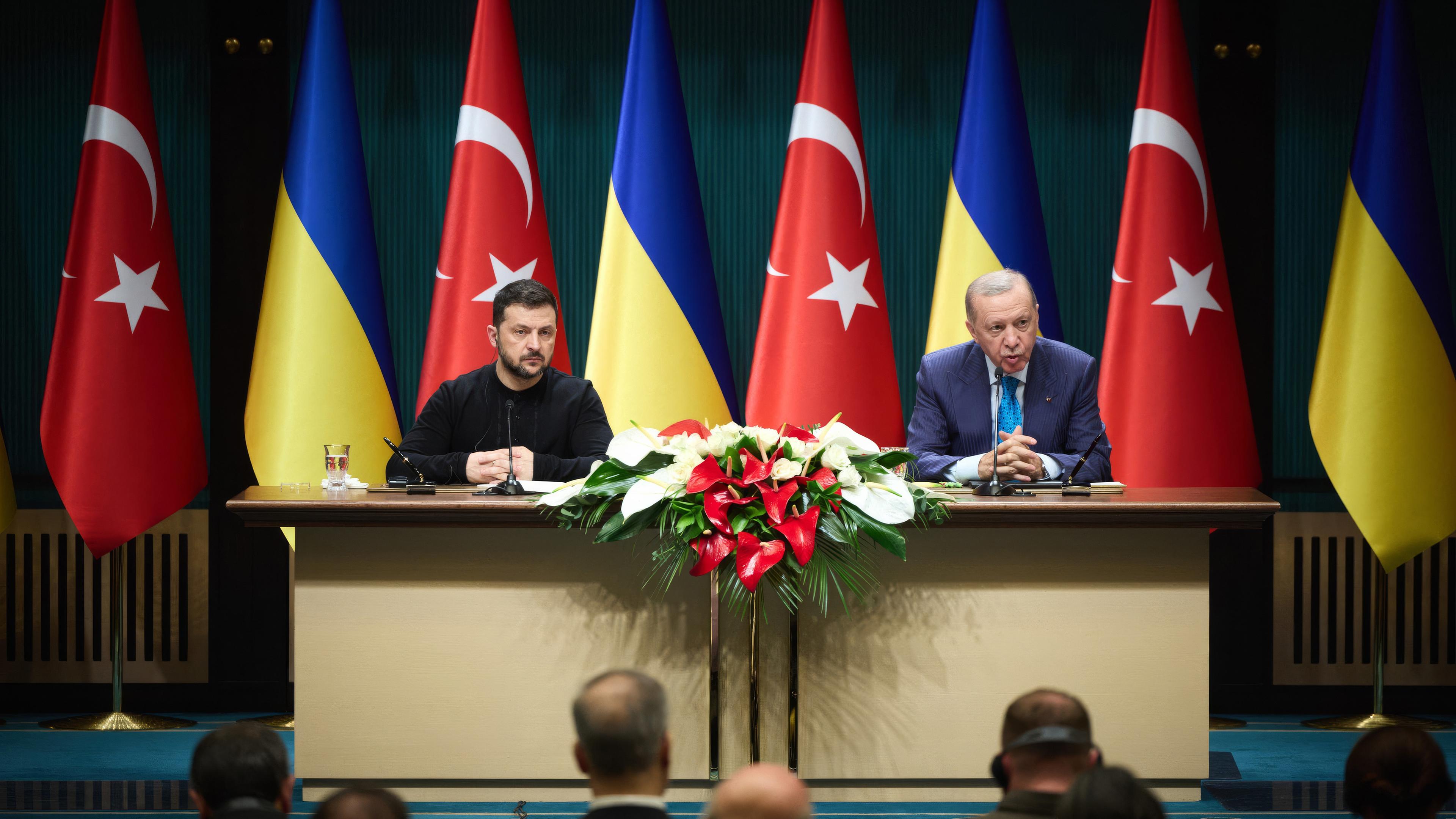 Der ukrainische Präsident Wolodymyr Selenskyj (l) und der türkische Präsident Recep Tayyip Erdogan auf einer gemeinsamen Pressekonferenz.