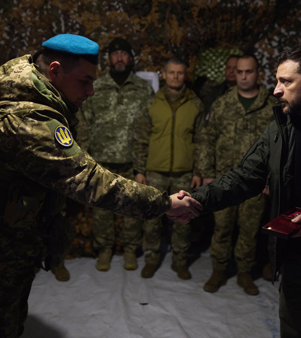 Ukraine, Pokrowsk: Auf diesem vom Pressebüro des ukrainischen Präsidenten zur Verfügung gestellten Foto zeichnet der ukrainische Präsident Wolodymyr Selenskyj (r) Soldaten in der Frontstadt Pokrowsk aus, dem Schauplatz der schwersten Kämpfe mit den russischen Truppen in der Region Donezk.