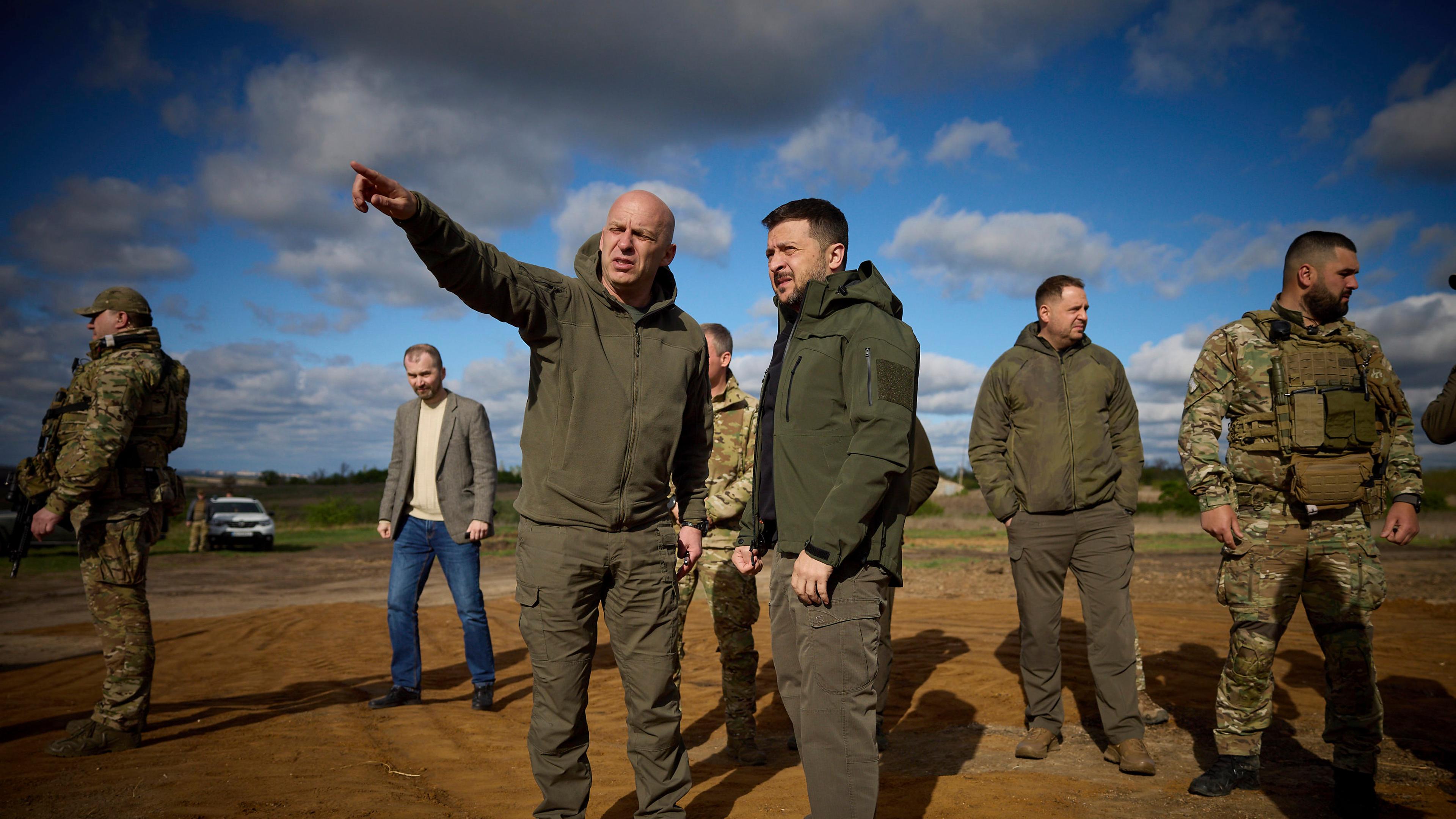 Wolodymyr Selenskyj mit General Jurij Sodol in der Donbass-Region