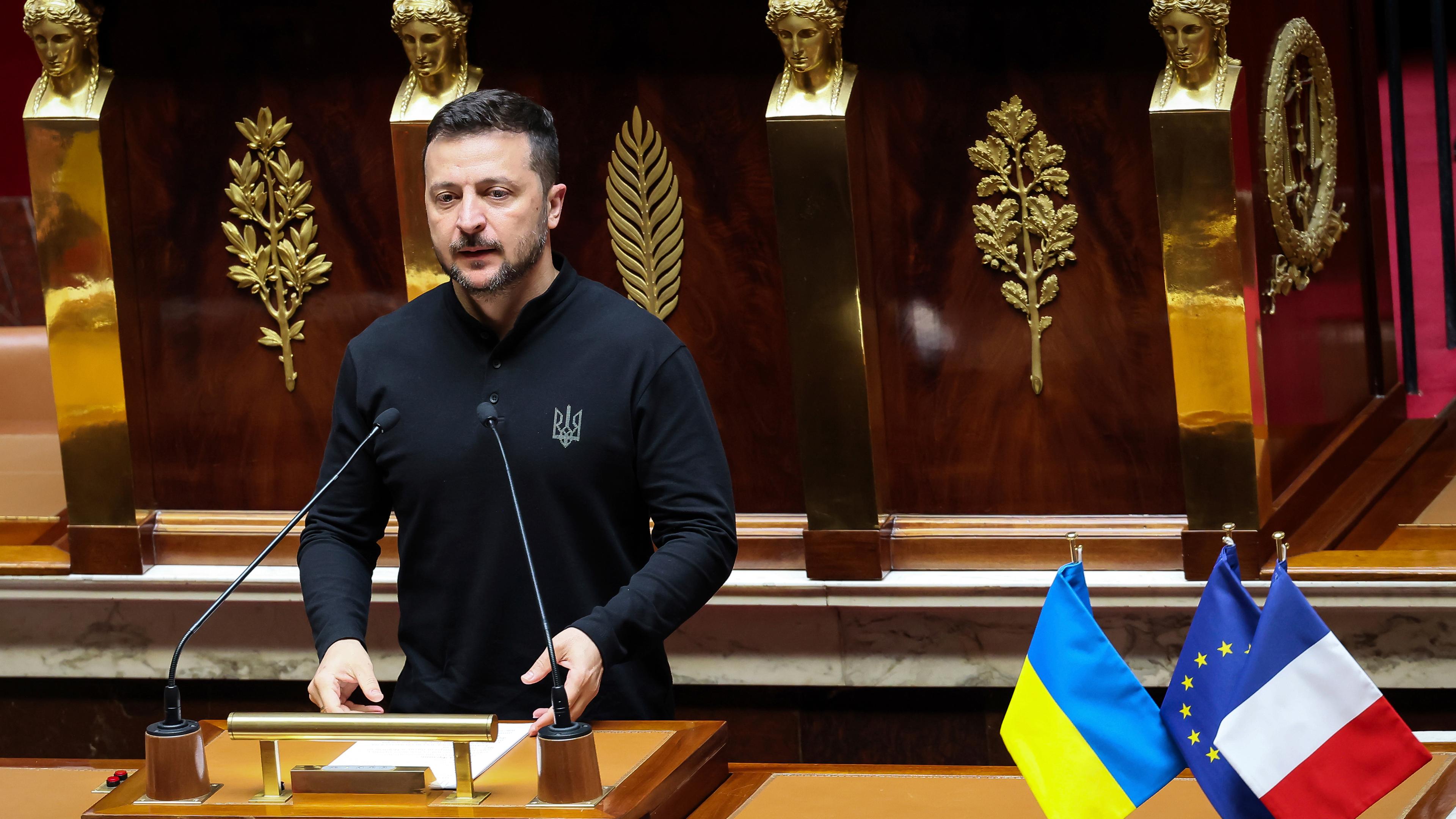 Wolodymyr Selenskyj, Präsident der Ukraine, spricht vor der Nationalversammlung.