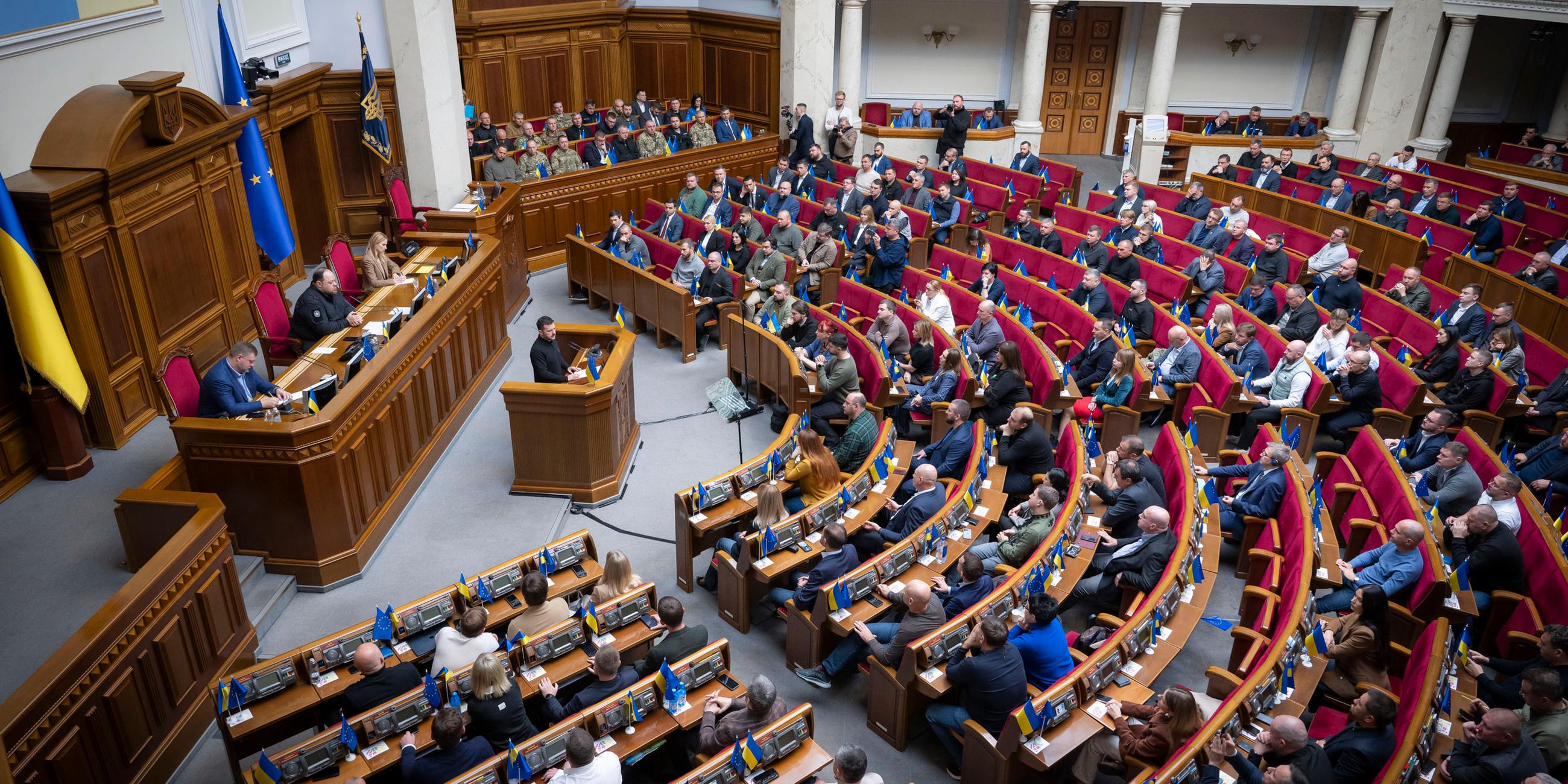 Selenskyjs stellt Siegesplan vor Parlament in Kiew vor.