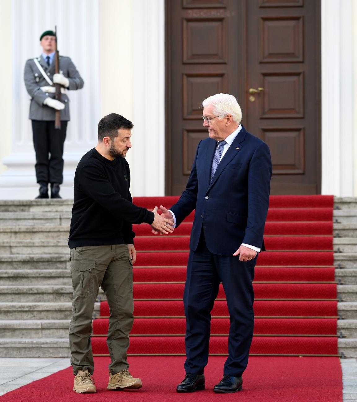  Wolodymyr Selenskyj, Präsident der Ukraine, wird von Bundespräsident Frank-Walter Steinmeier (r) zu einem Gespräch vorm Schloss Bellevue begrüßt.