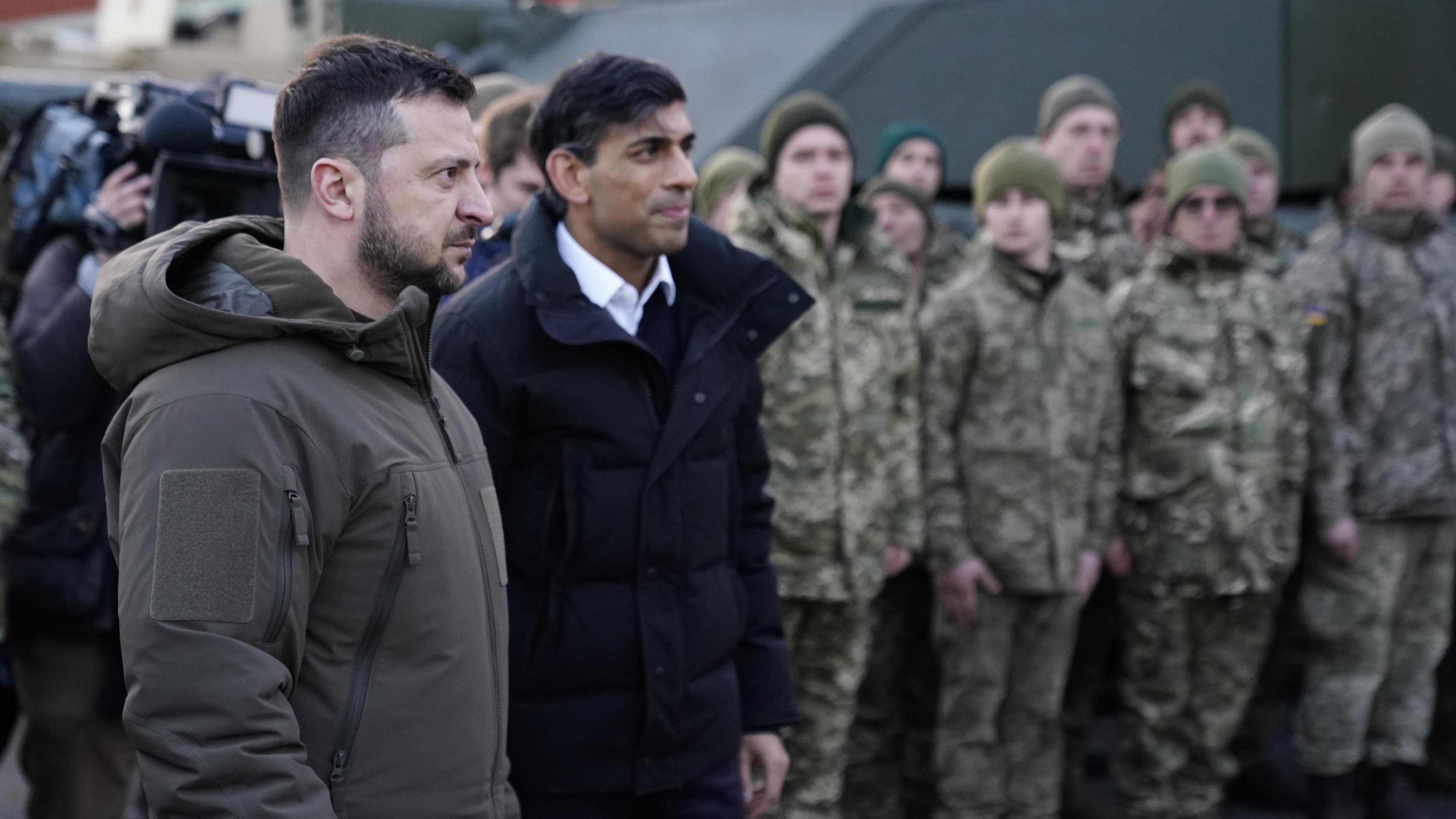 Wolodymyr Selenskyj, Präsident der Ukraine, und Rishi Sunak, Premierminister von Großbritannien, stehen am 8. Februar 2023 vor Soldaten in Dorset.