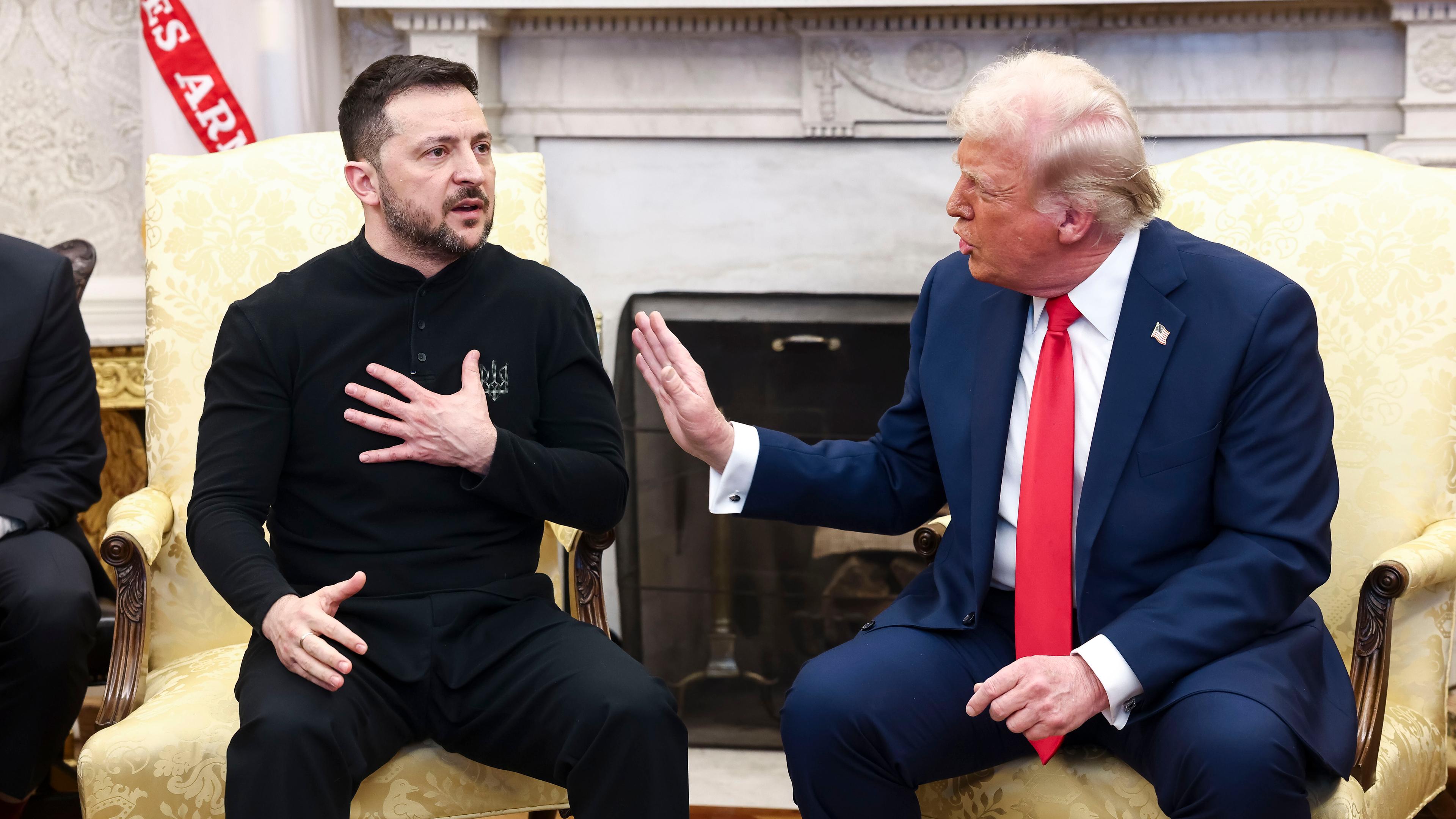 US-Präsident Truml (rechts) und der ukrainische Präsident Wolodymyr Selenskyj sind im Gespräch im Weißen Haus, Washington.