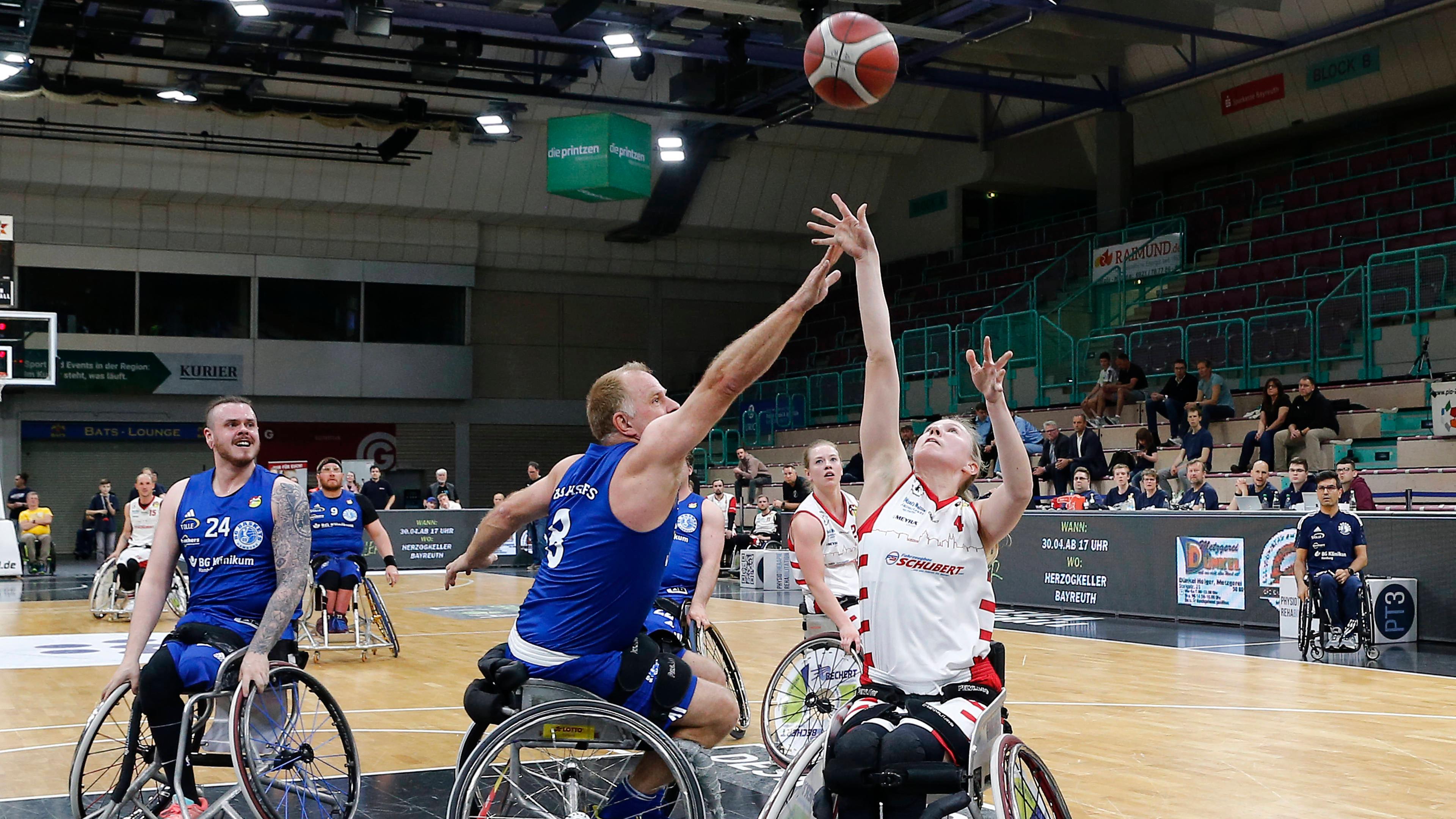 Rollstuhlbasketball, 2. Bundesliga, Top-Four-Finale in Bayreuth, Saison 2023/2024, RSV Bayreuth gegen BG Baskets Hamburg: Lilly Sellak (RSV Bayreuth/rechts) kämpft gegen Nikolaus Classen um den Ball