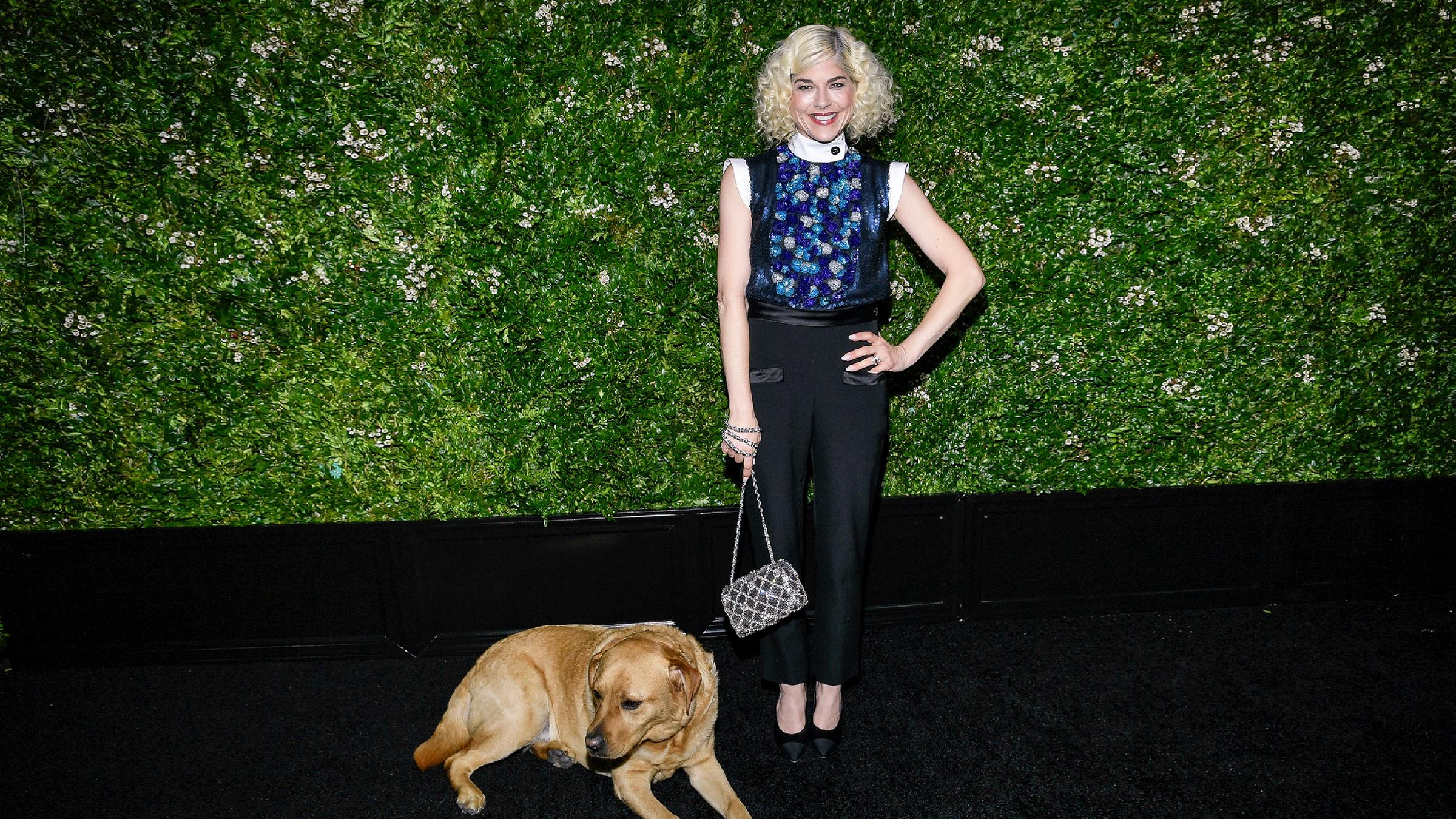 Die Schauspielerin Selma Blair mit ihrem Hund bei einem Chanel-Event in New York.