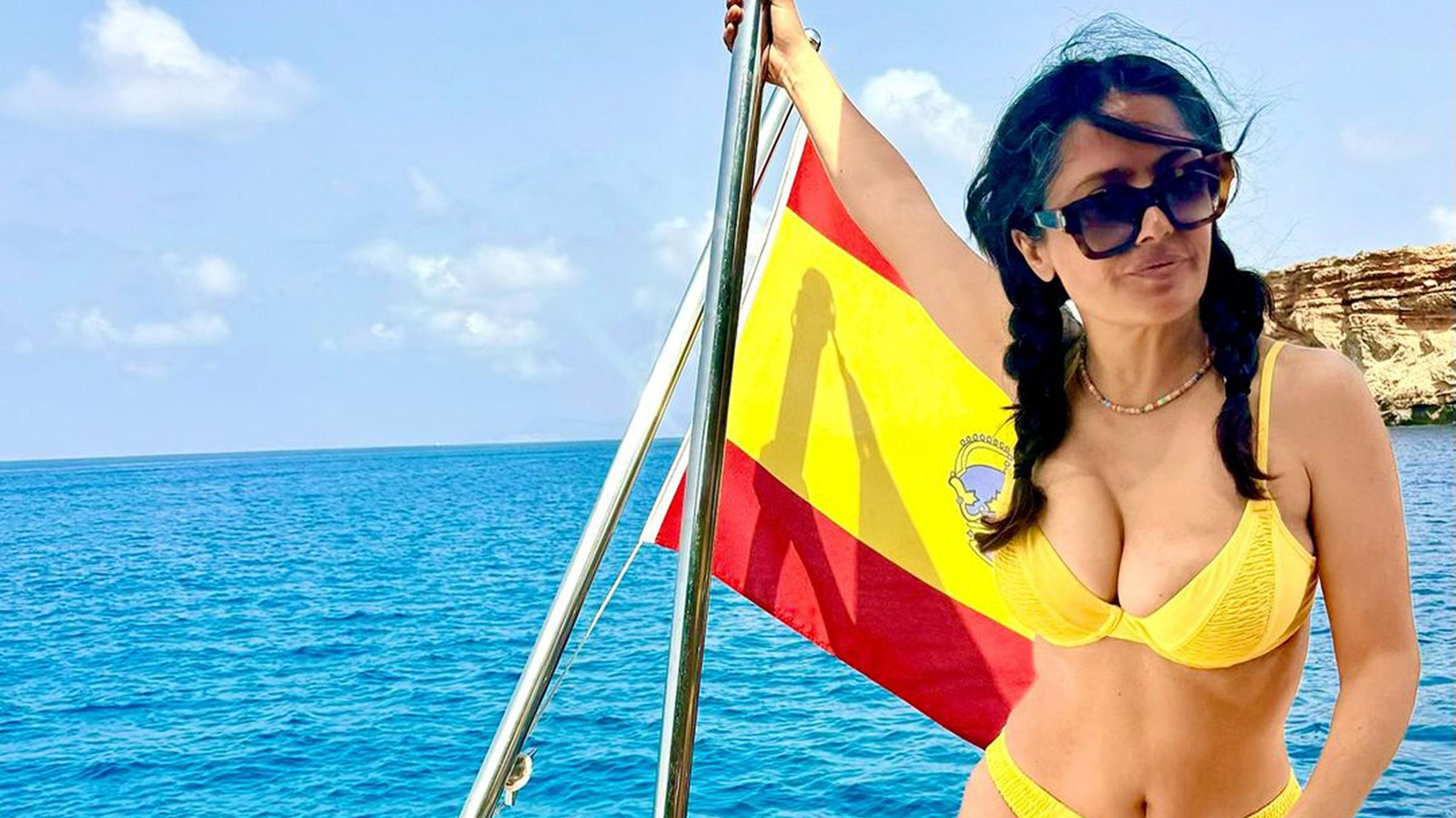 Die Schauspielerin Selma Hayek in einem gelben Bikini auf Ibiza