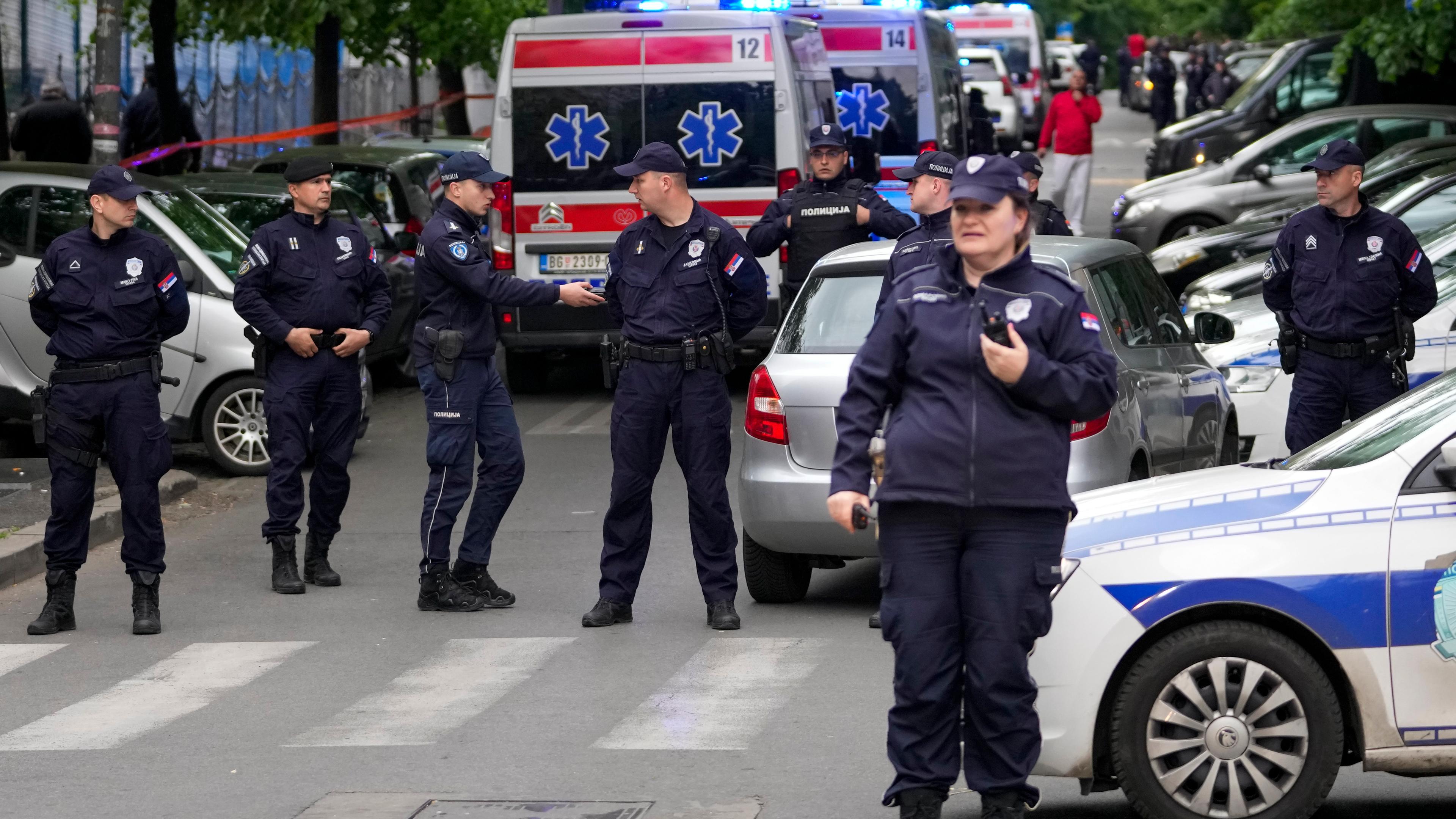 Nach Amokläufen:Serben Geben über 100.000 Illegale Waffen Ab - ZDFheute