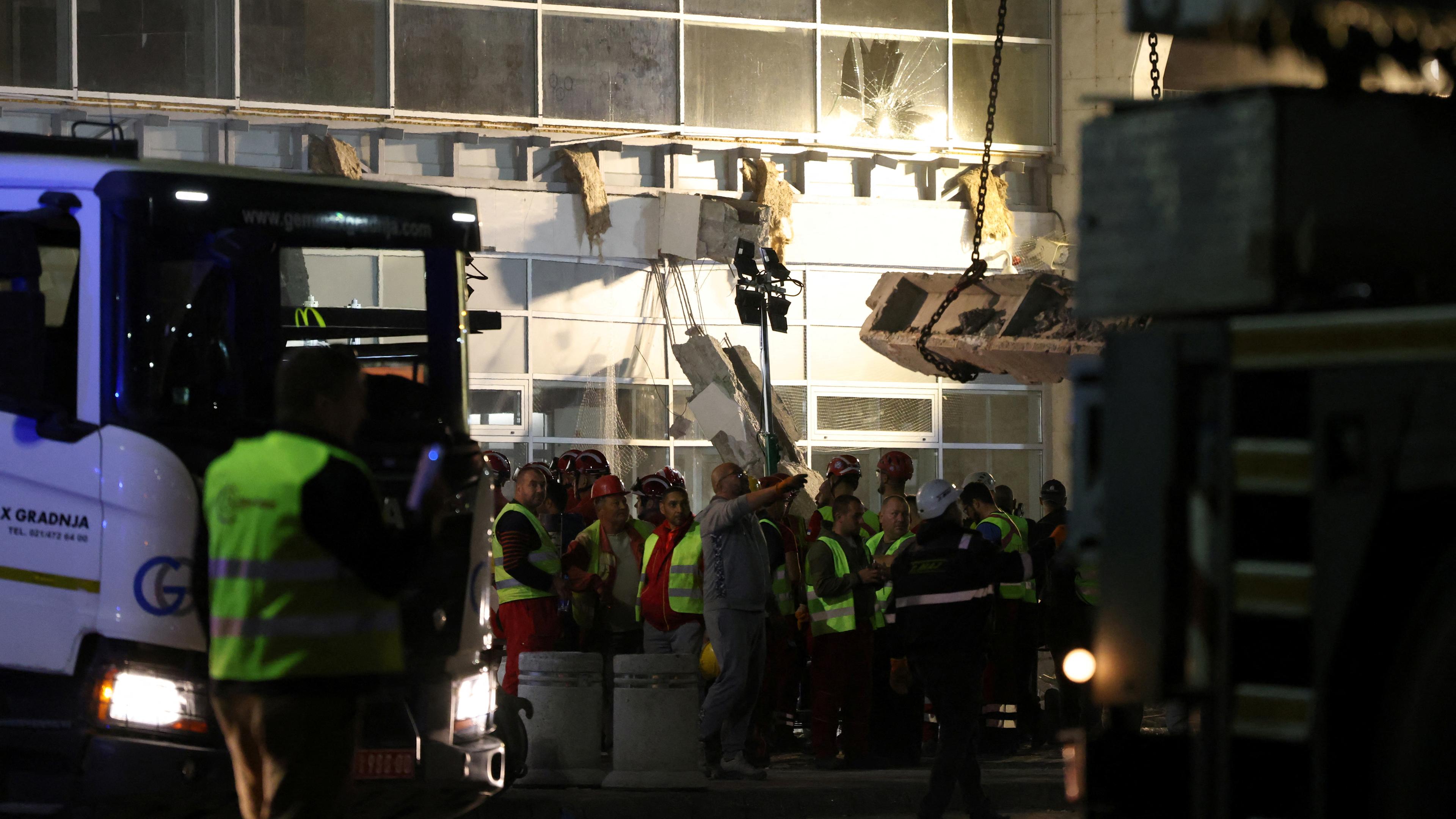 Bahnhofsdach im serbischen Novi Sad kollabiert. Zu sehen sind Retungskräfte an der Unfallstelle, die mit Kränen und Lastwägen versuchen Schutt zu entfernen.