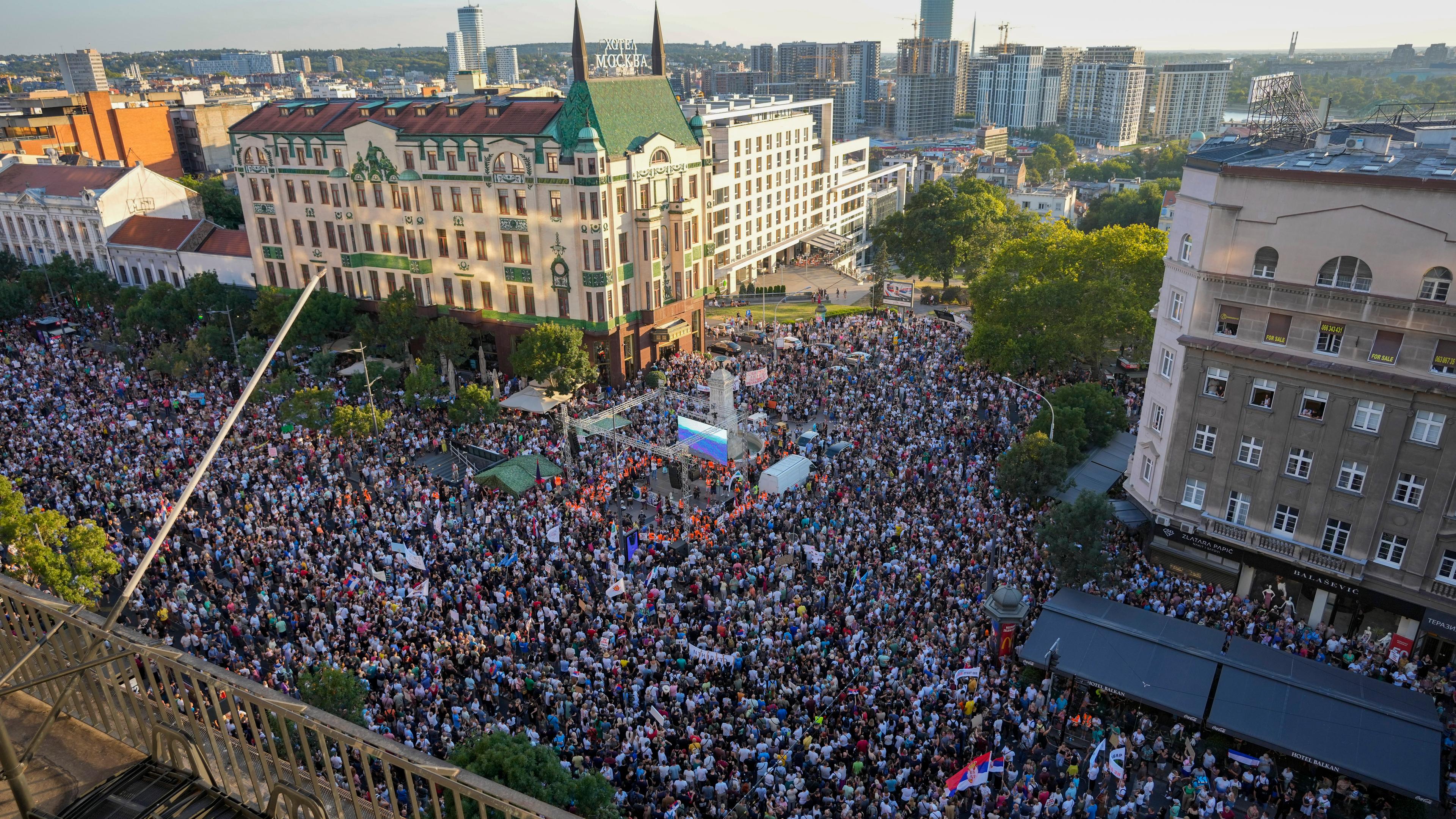 Menschen nehmen in Belgrad, Hauptstadt von Serbien, an einem Protest gegen die Umweltverschmutzung und die Ausbeutung einer Lithiummine auf dem Land teil.