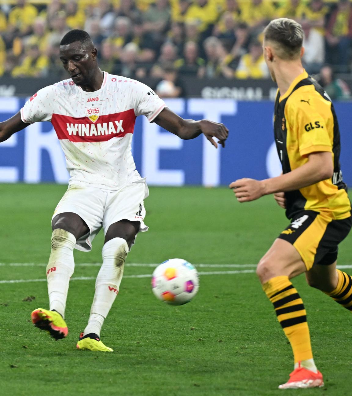 Serhou Guirassy (VfB Stuttgart) schießt das Tor zum 1:0 gegen Borussia Dortmund.