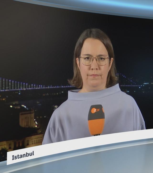 ZDF-Reporterin Phoebe Gaa berichtet ins ZDFheute-Studio. 