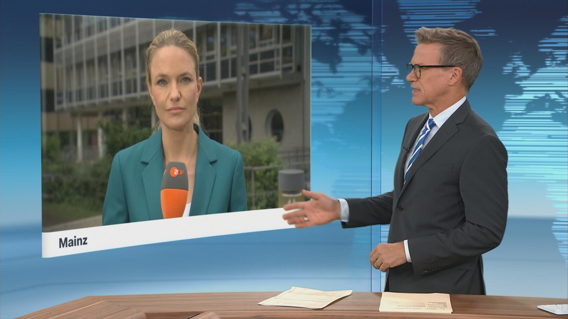 ZDF-Rechtsexpertin Sarah Tacke zugeschaltet ins Studio, im Gespräch mit Moderator Ralph Szepanski.