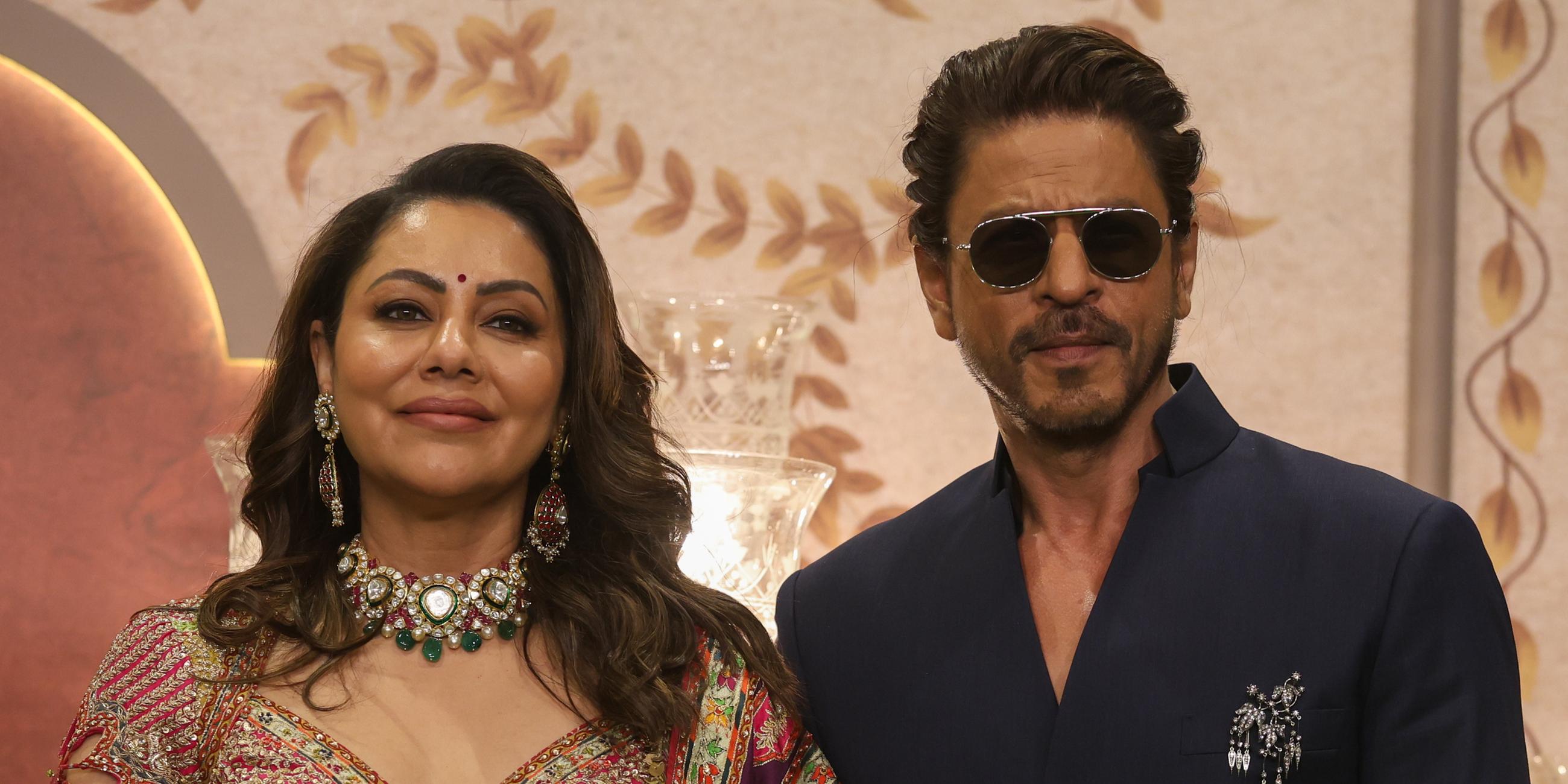 Schauspieler Shah Rukh Khan (rechts) mit seiner Frau Gauri Khan bei der Hochzeit von Anant Ambani.