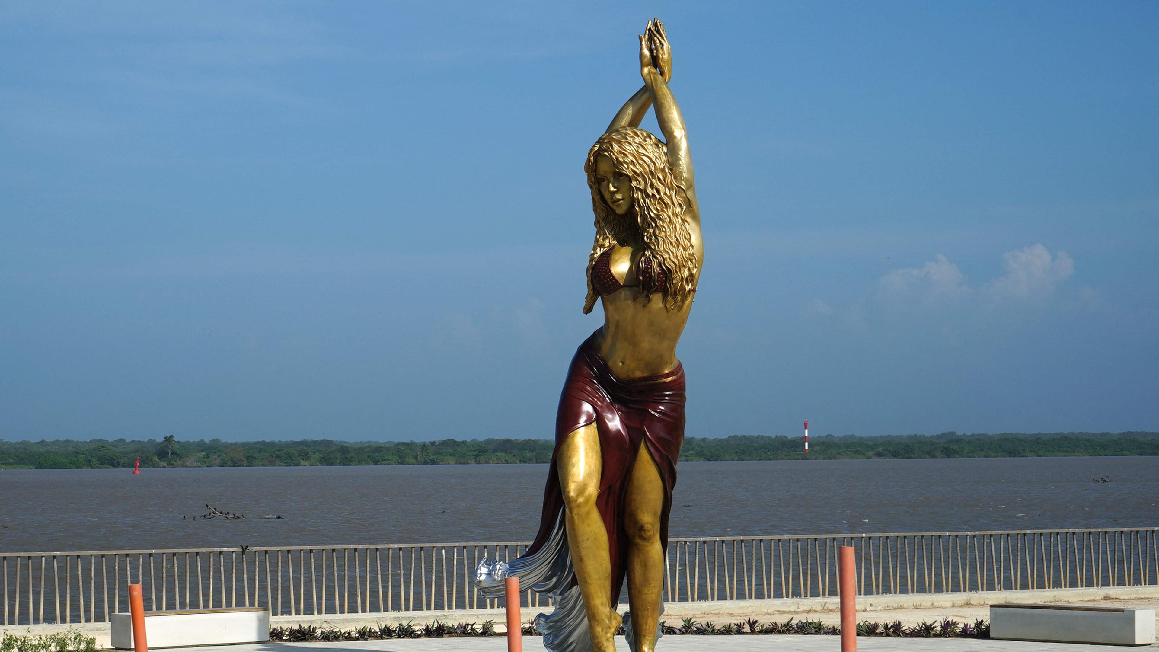 Eine große goldene Shakira Staute.