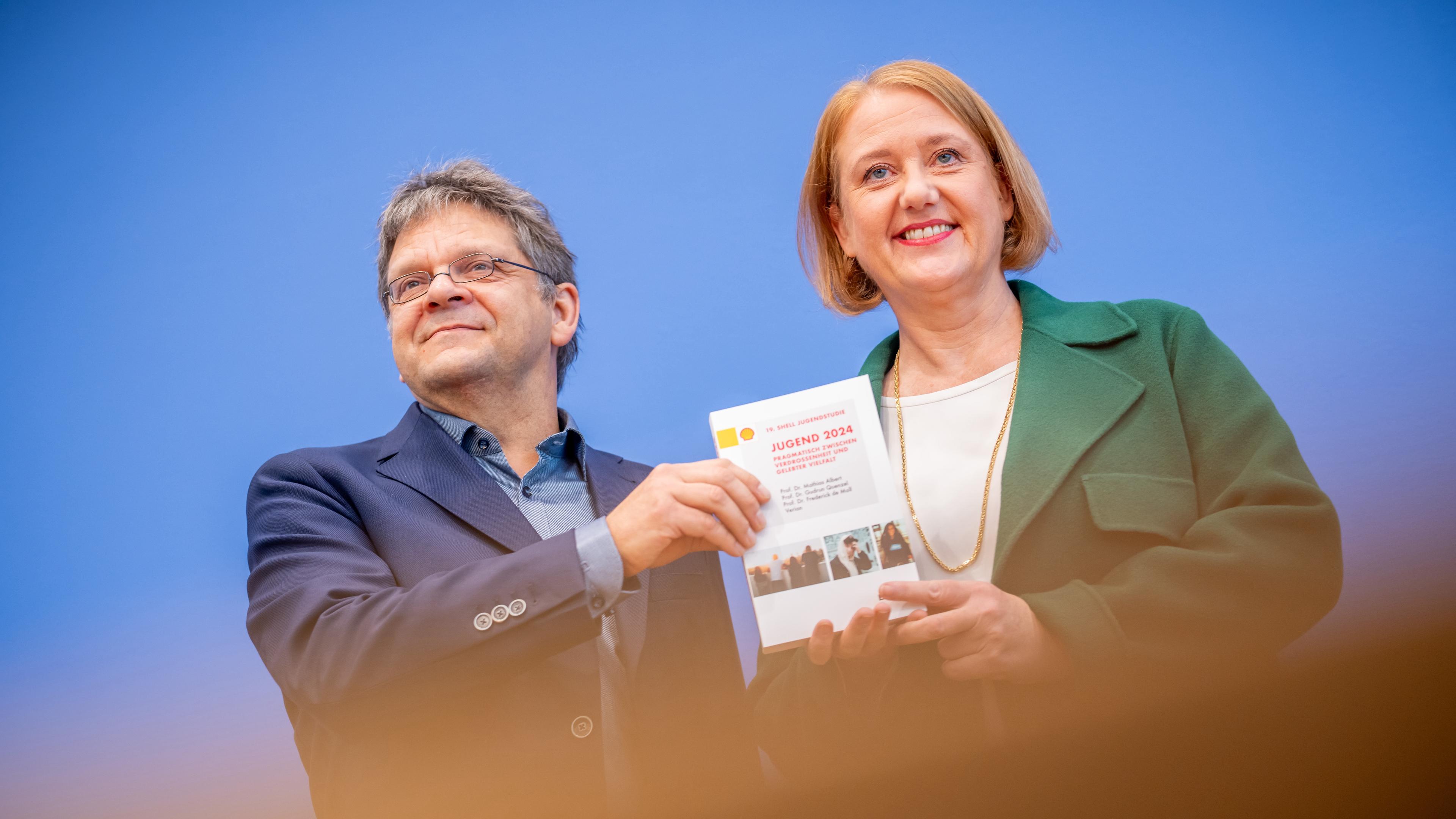 Lisa Paus und Mathias Albert bei der Vorstellung der Studie