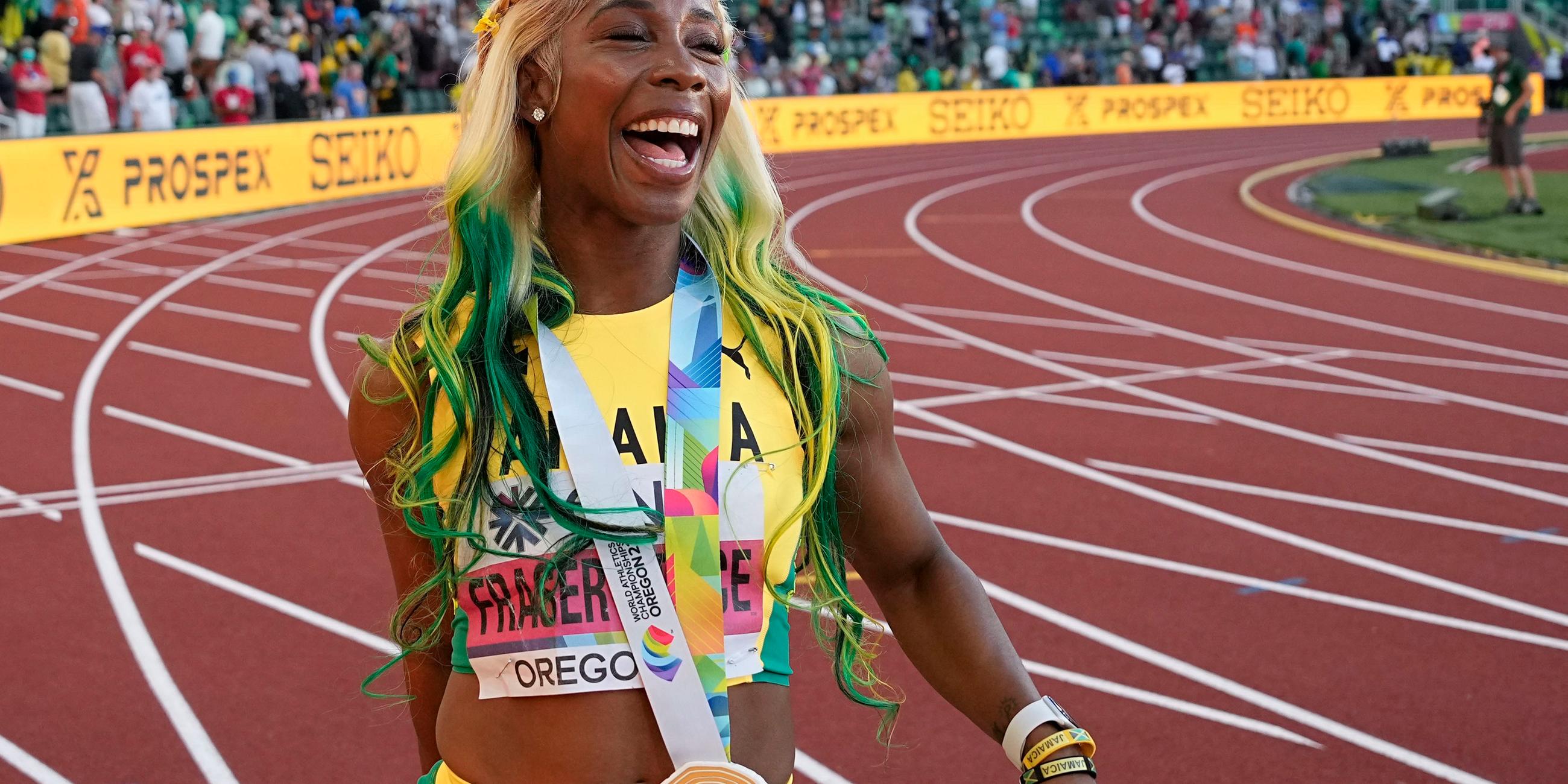Shelly-Ann Fraser-Pryce jubelt bei der Leichtathletik-WM nach ihrem Sieg über 100 Meter.