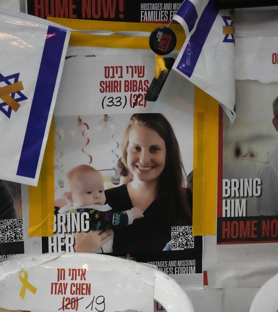 Ein Plakat in Jerusalem zeigt die junge Mutter Shiri Bibas, die am 7. Oktober 2023 zusammen mit ihrem Mann und ihren beiden kleinen Söhnen nach Gaza entführt wurde.