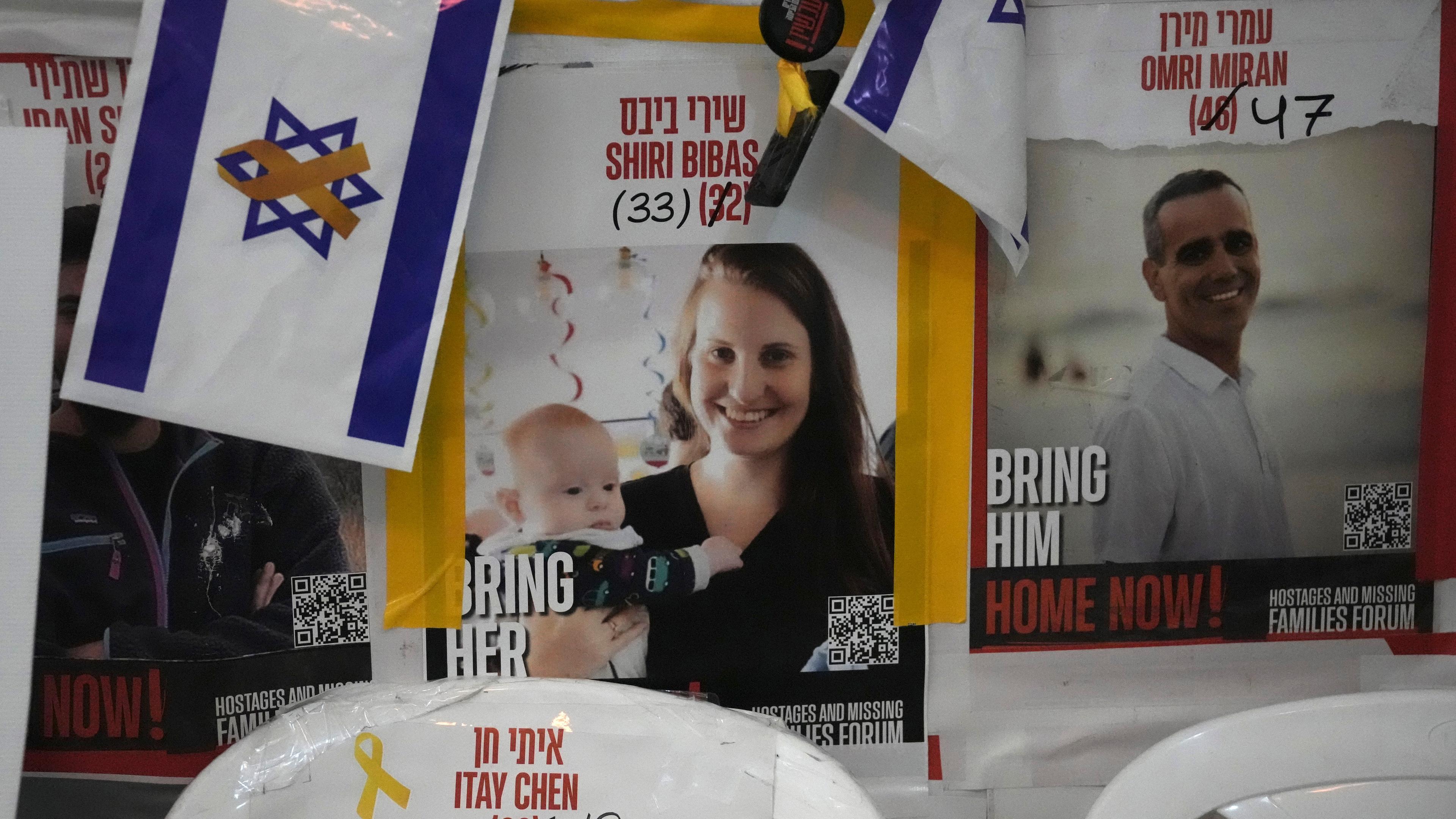 Ein Plakat in Jerusalem zeigt die junge Mutter Shiri Bibas, die am 7. Oktober 2023 zusammen mit ihrem Mann und ihren beiden kleinen Söhnen nach Gaza entführt wurde.