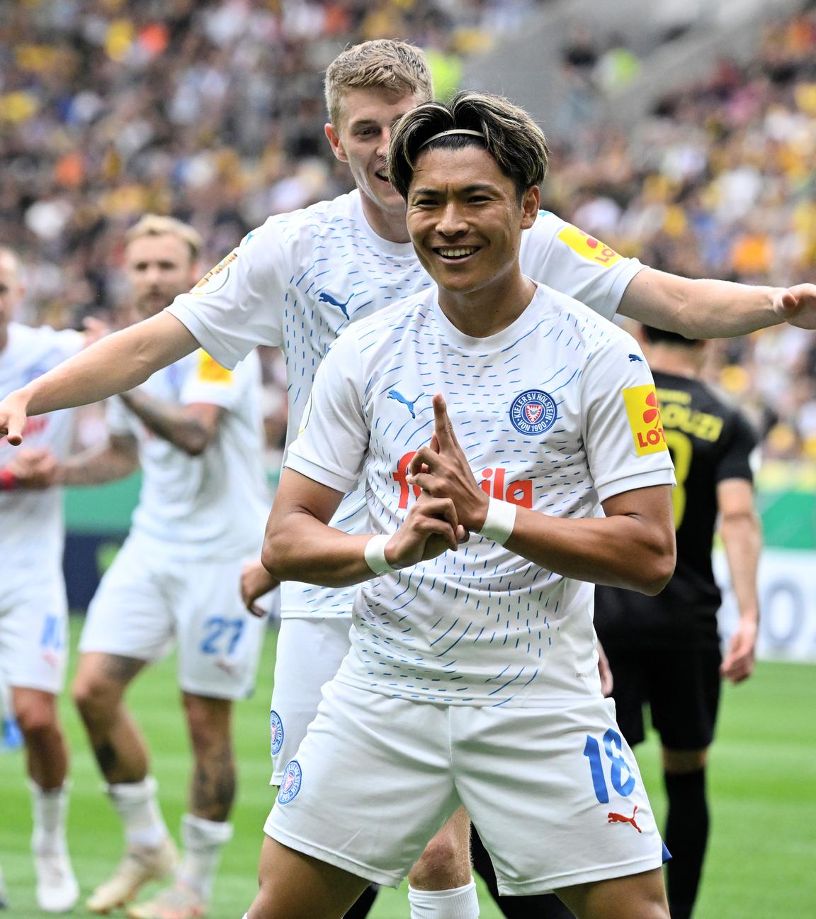 Shuto Machino von Holstein Kiel jubelt nach seinem Treffer zum 0-1