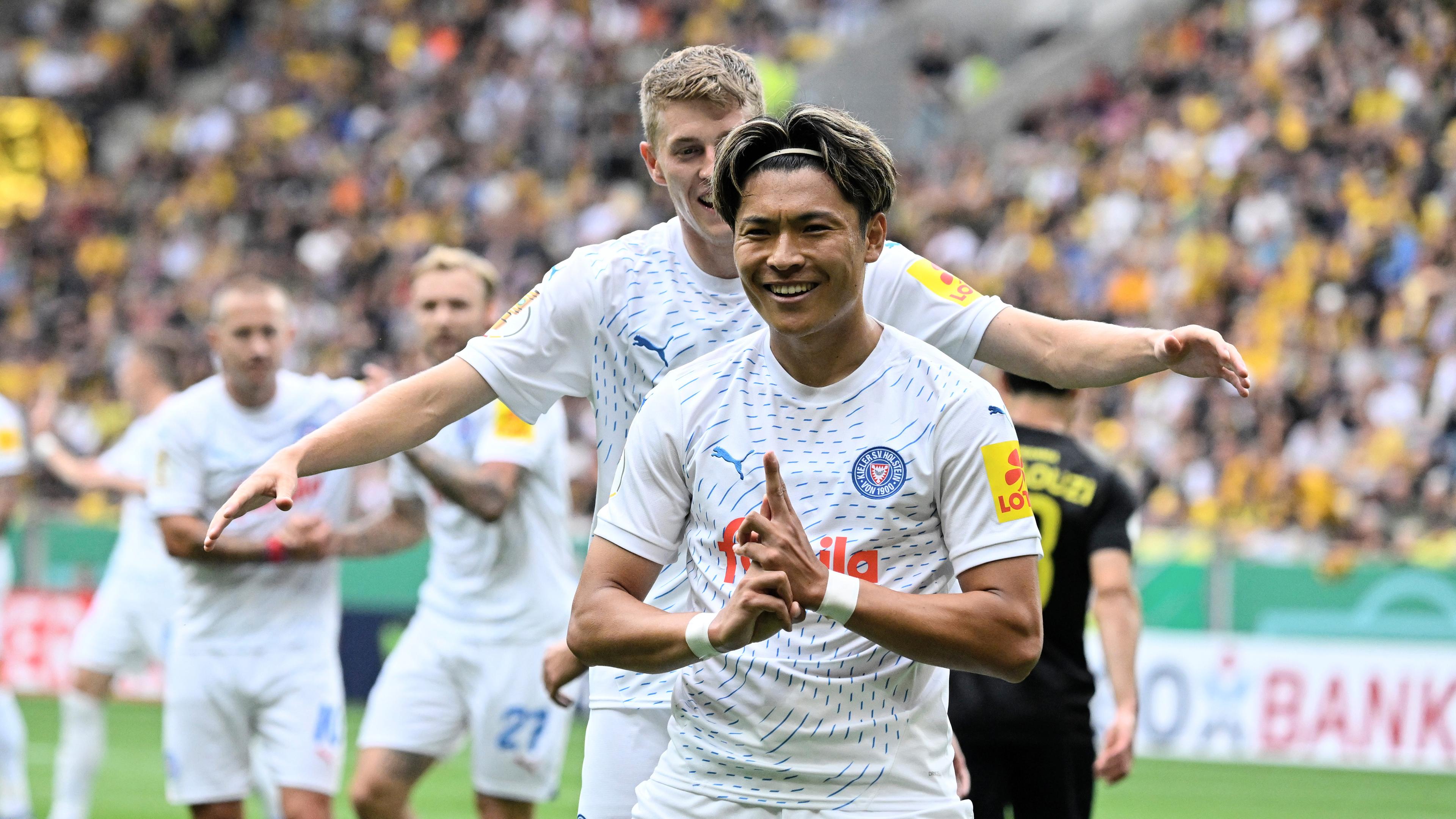 Shuto Machino von Holstein Kiel jubelt nach seinem Treffer zum 0-1