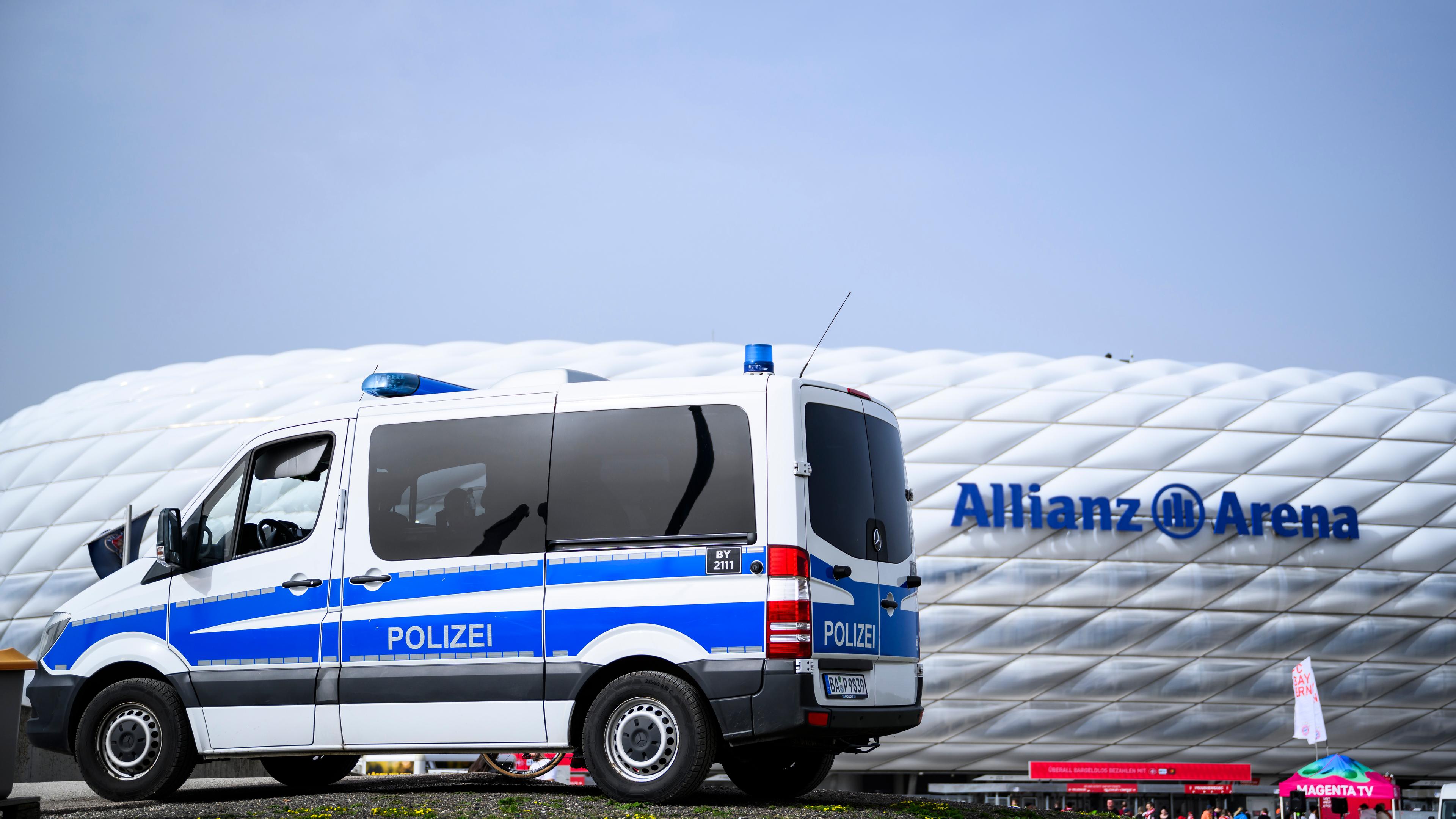 Ein Auto der Polizei steht vor der Allianz Arena.