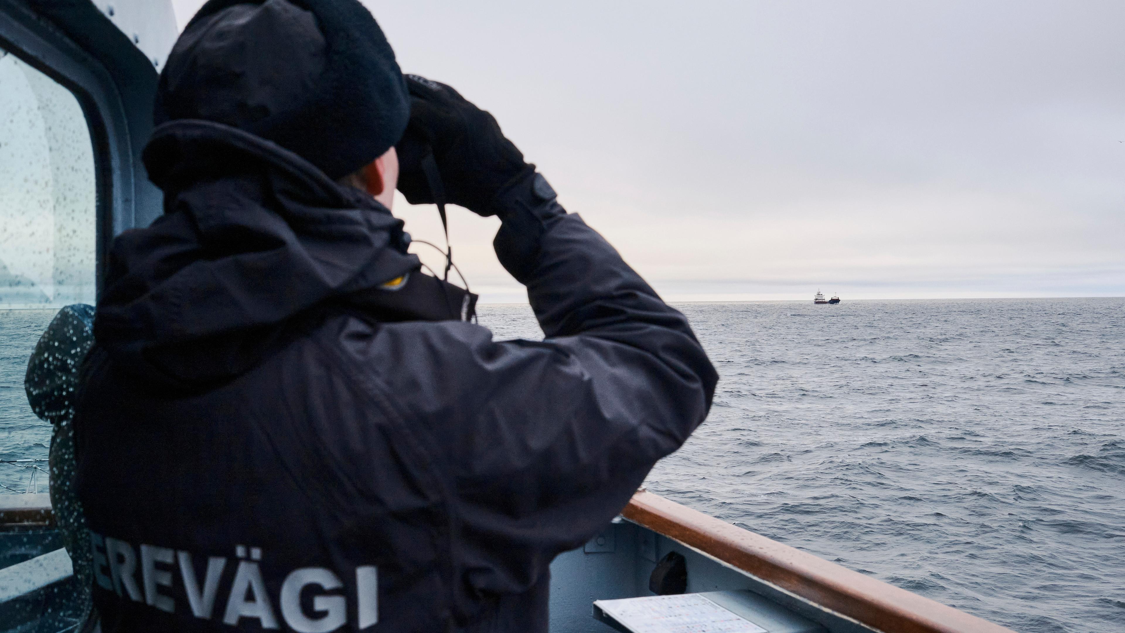 Ostsee: Ein Estnisches Marineschiff fährt in der Ostsee im Rahmen verstärkter NATO-Patrouillen in der Region nach einem mutmaßlichen Sabotageakt an Unterseekabeln.