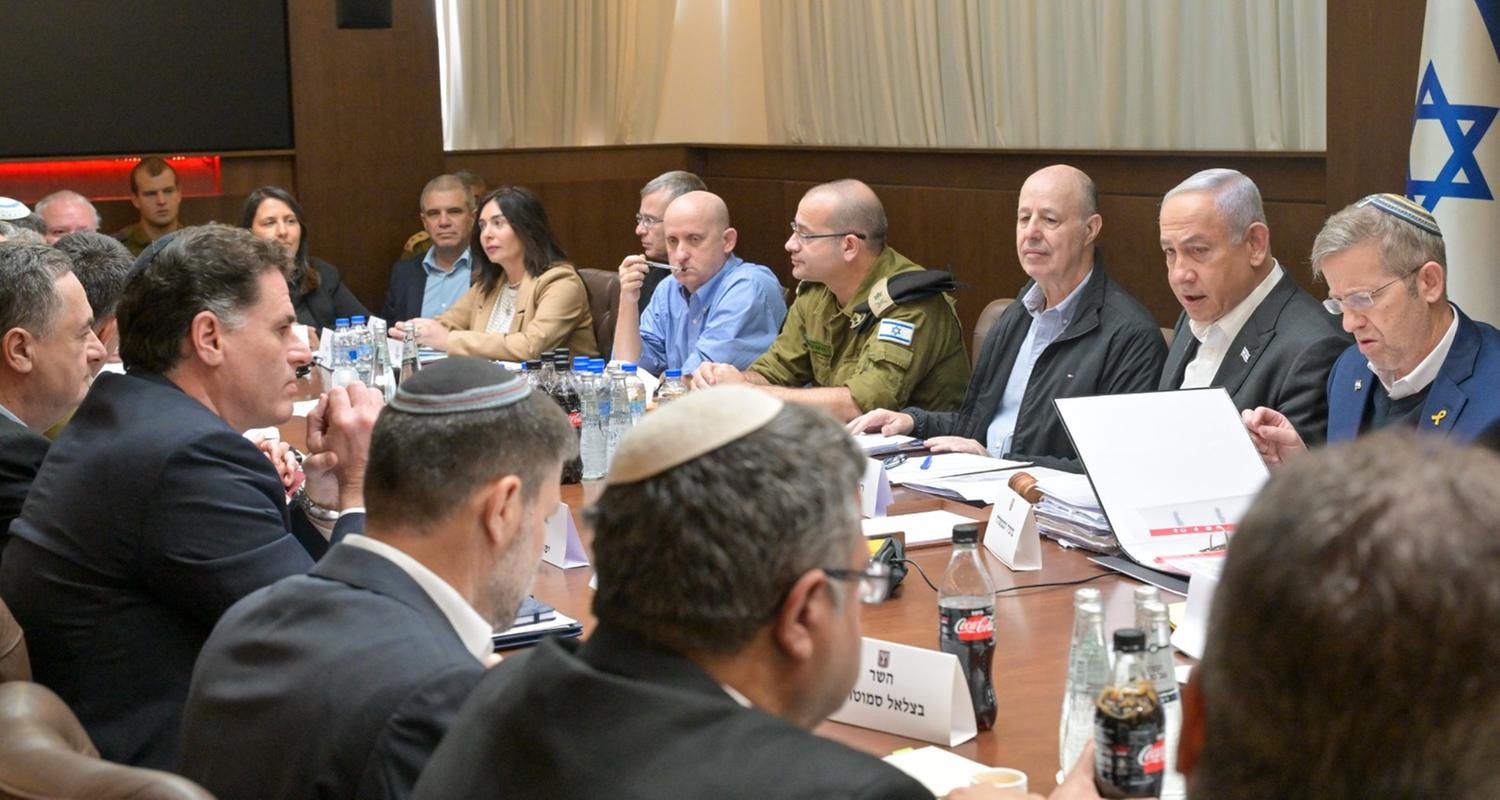 Der israelische Ministerpräsident Benjamin Netanjahu hält eine Sitzung des Sicherheitskabinetts im Büro des Ministerpräsidenten ab.