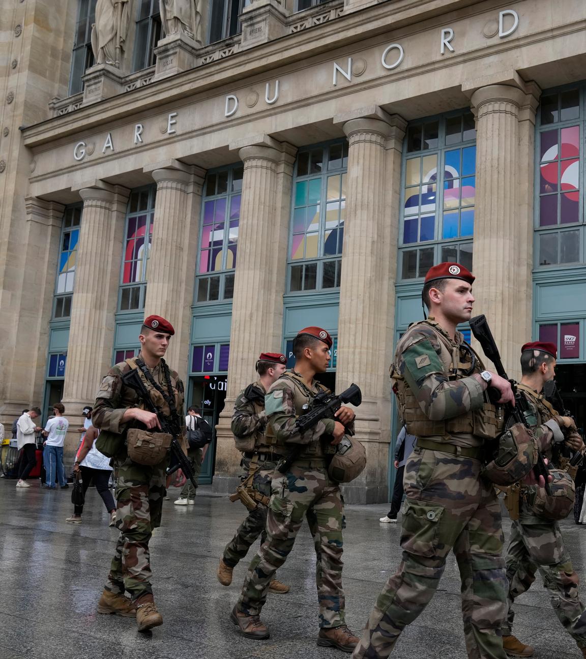 Soldaten patroullieren vor dem Gare du Nord in Paris.