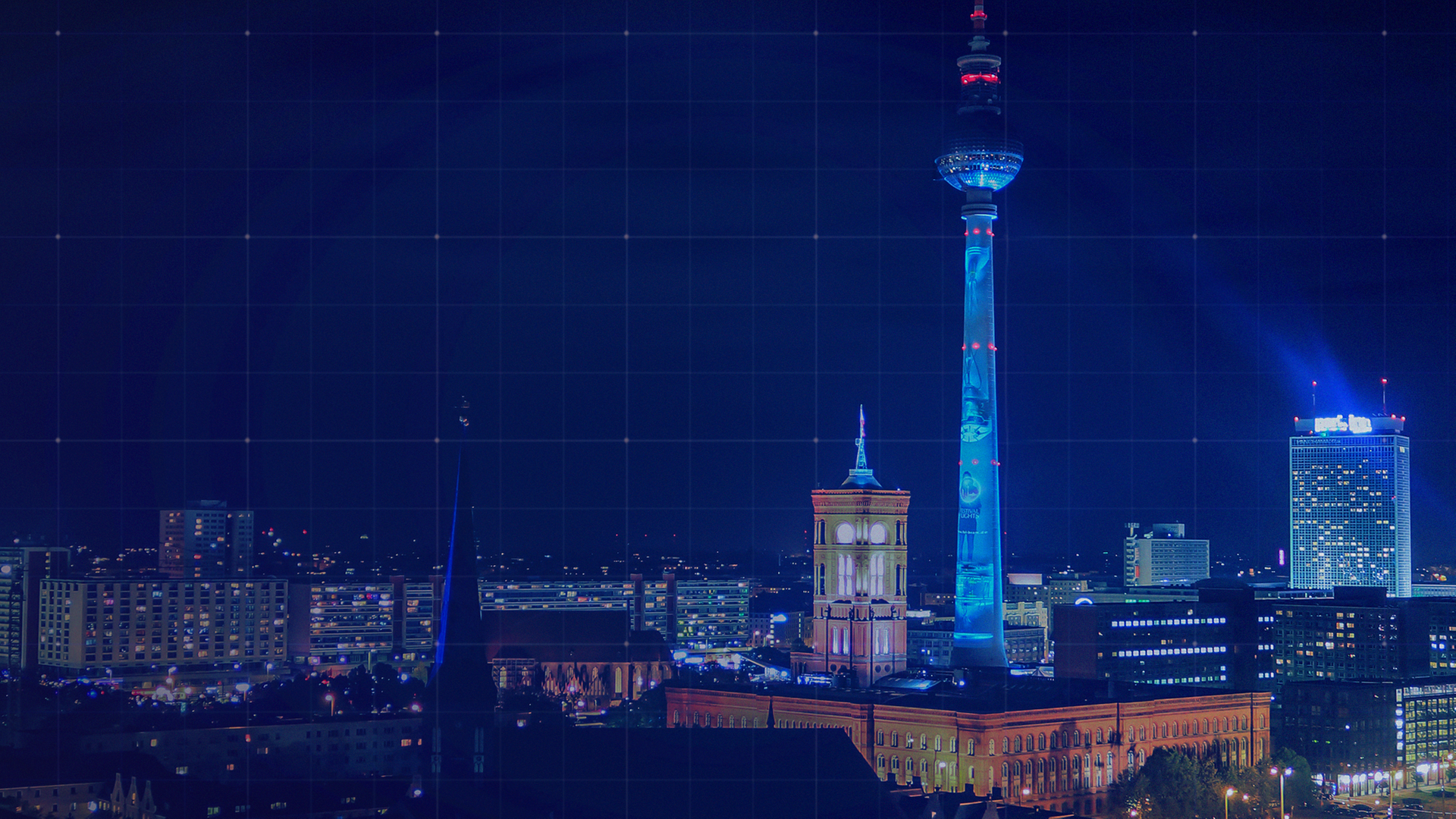 Blick auf das beleuchtete Berlin (Fernsehturm, Rotes Rathaus) bei Nacht