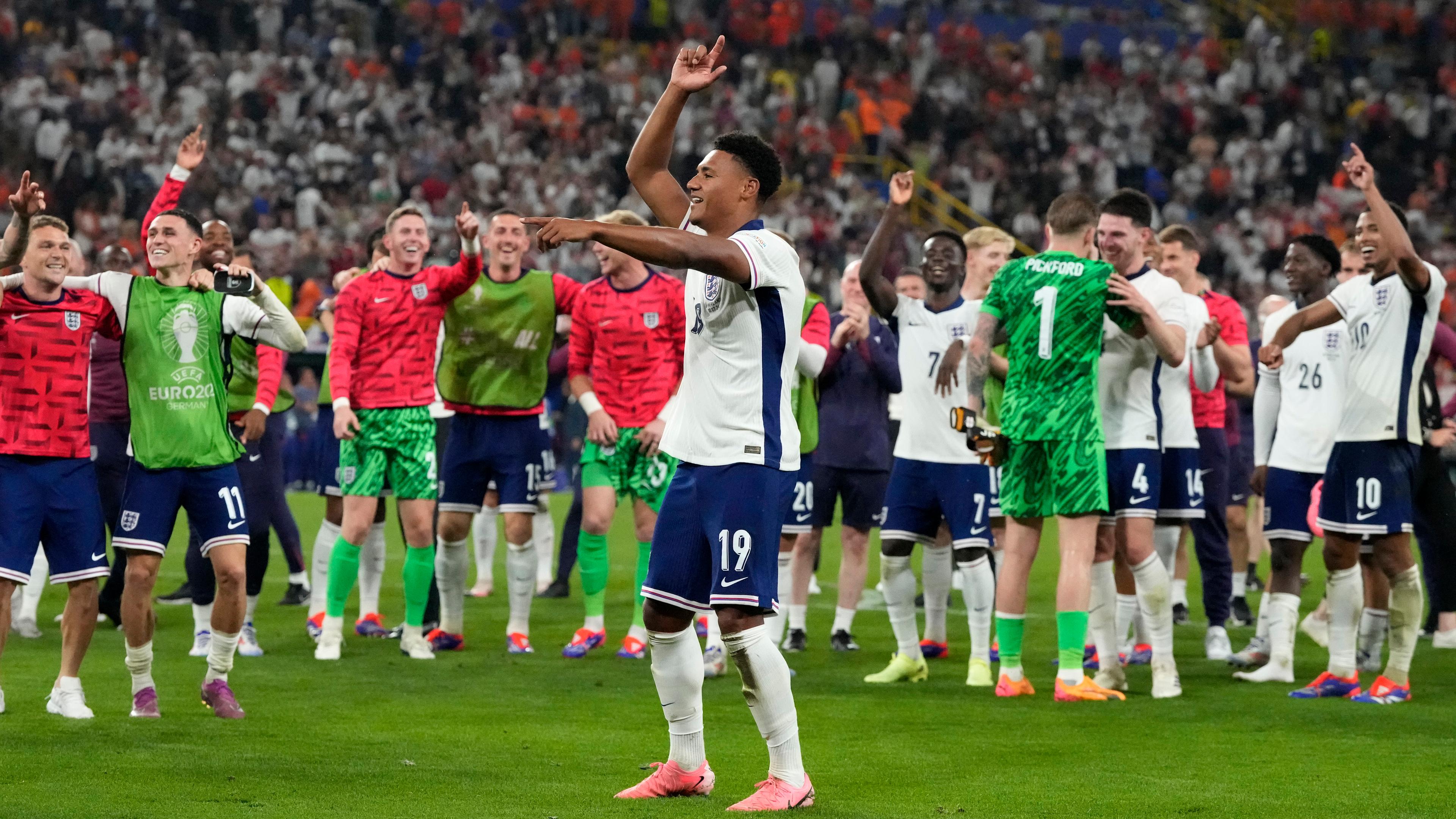 Ollie Watkins feiert mit seinen Teamkollegen den Einzug in das EM-Finale.