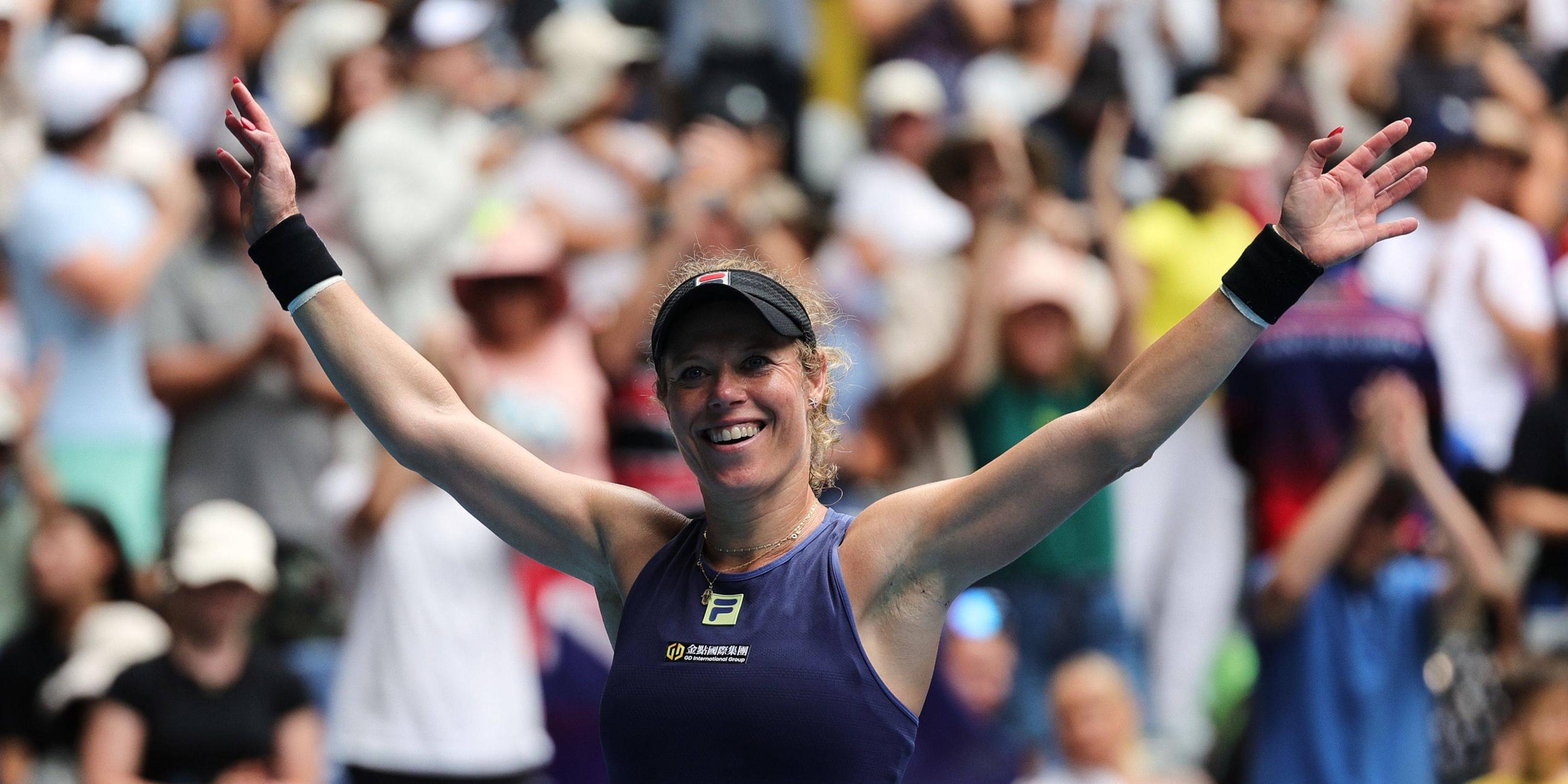 Laura Siegemund kann ihren Zweitrunden-Triumph bei den Australian Open kaum fassen.