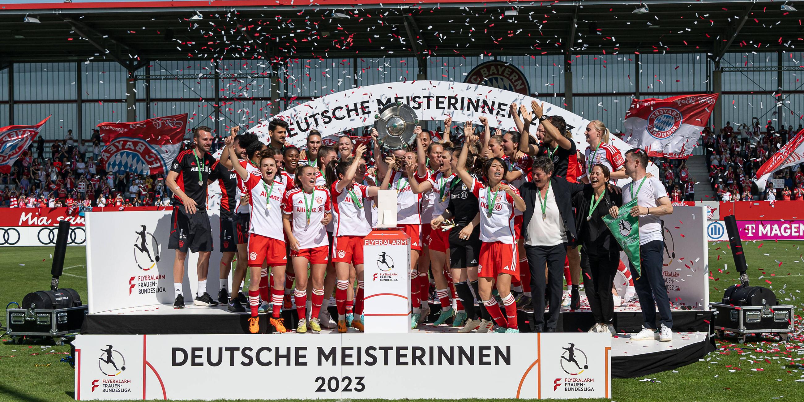 Frauen-Bundesliga, 22. Spieltag, Saison 2022/2023, 28.05.2023, Potsdam, Bayern München Frauen auf dem Siegerpodest mit Meisterschale