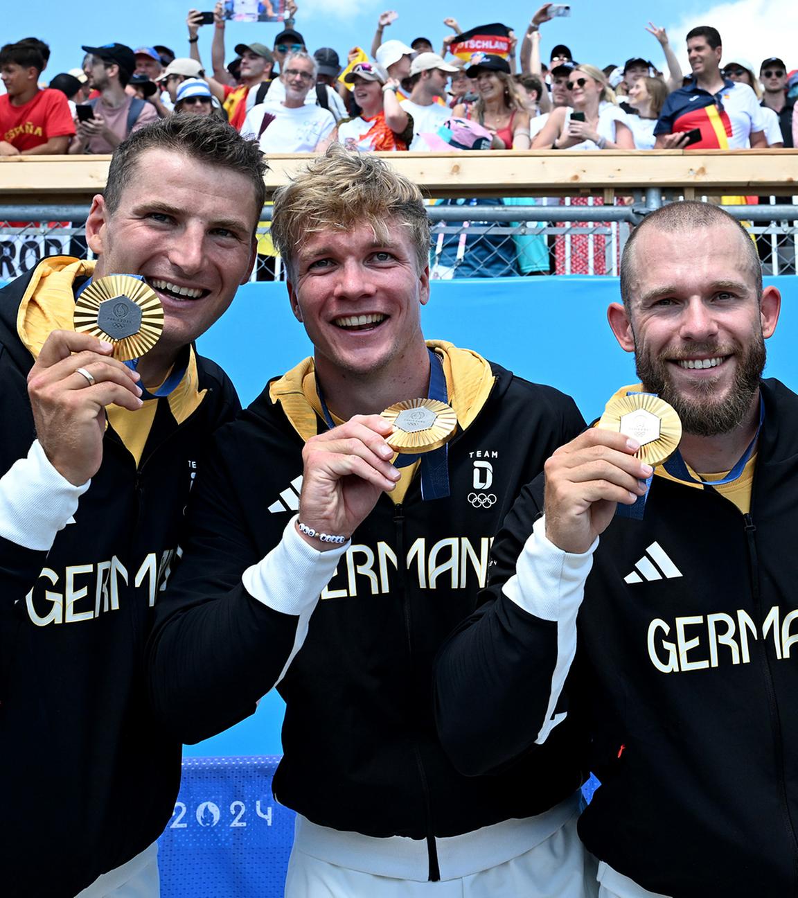 Das deutsche Team mit Tom Liebscher-Lucz, Jacob Schopf, Max Lemke und Max Rendschmidt jubelt über die Goldmedaille. 