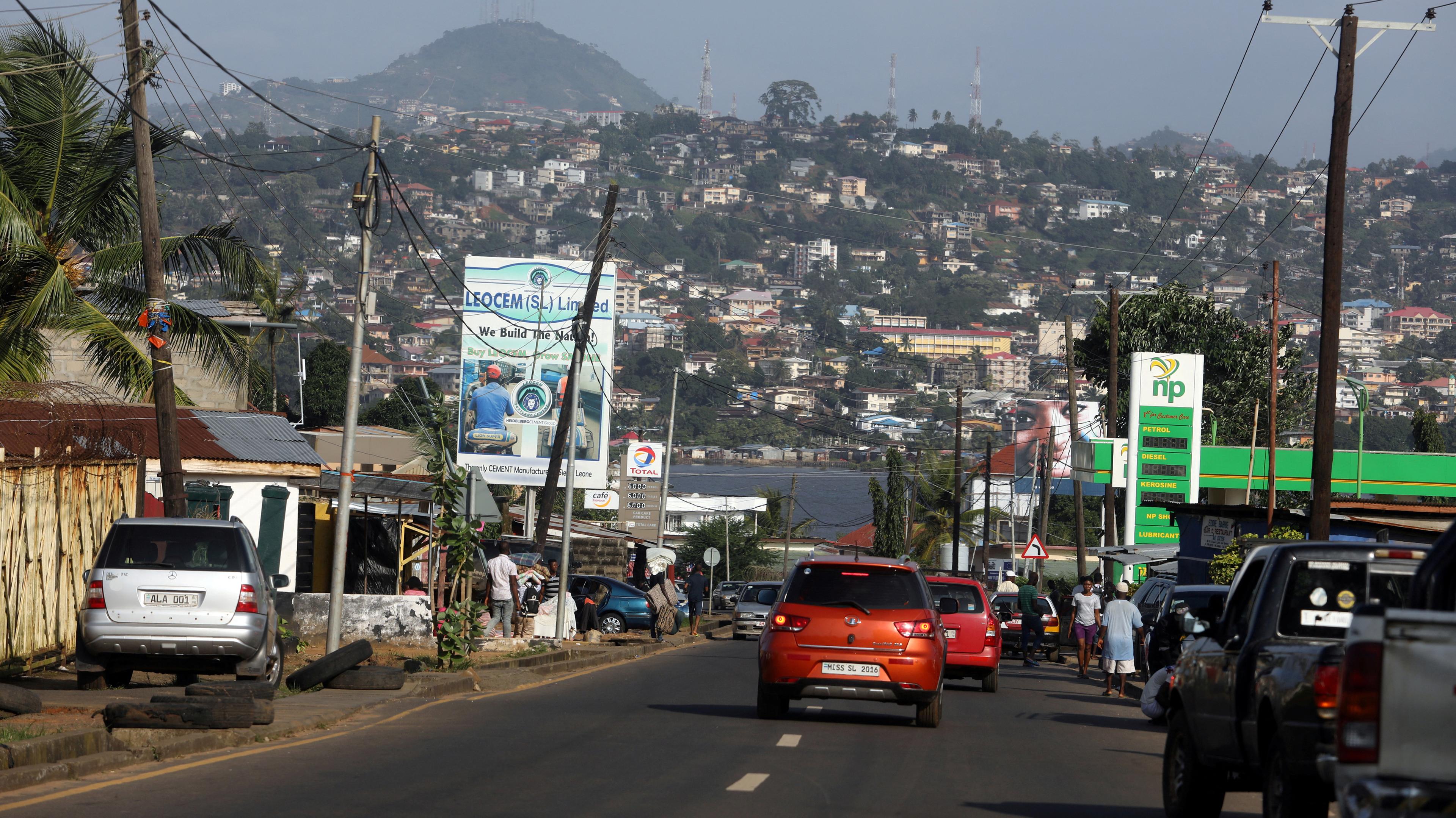 Straßenverkehr in der Hauptstadt von Sierra Leone.