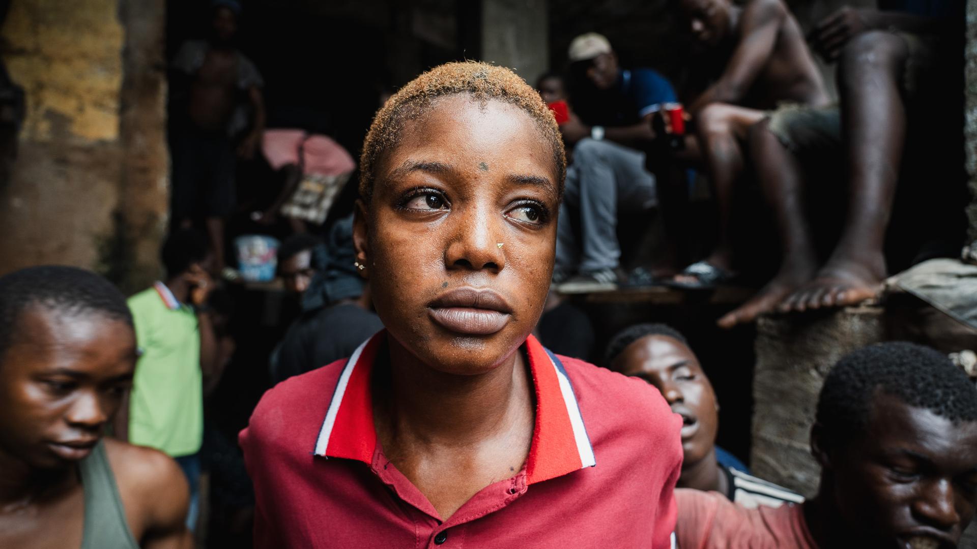 Eine junge Frau aus Sierra Leone blickt in die Ferne.