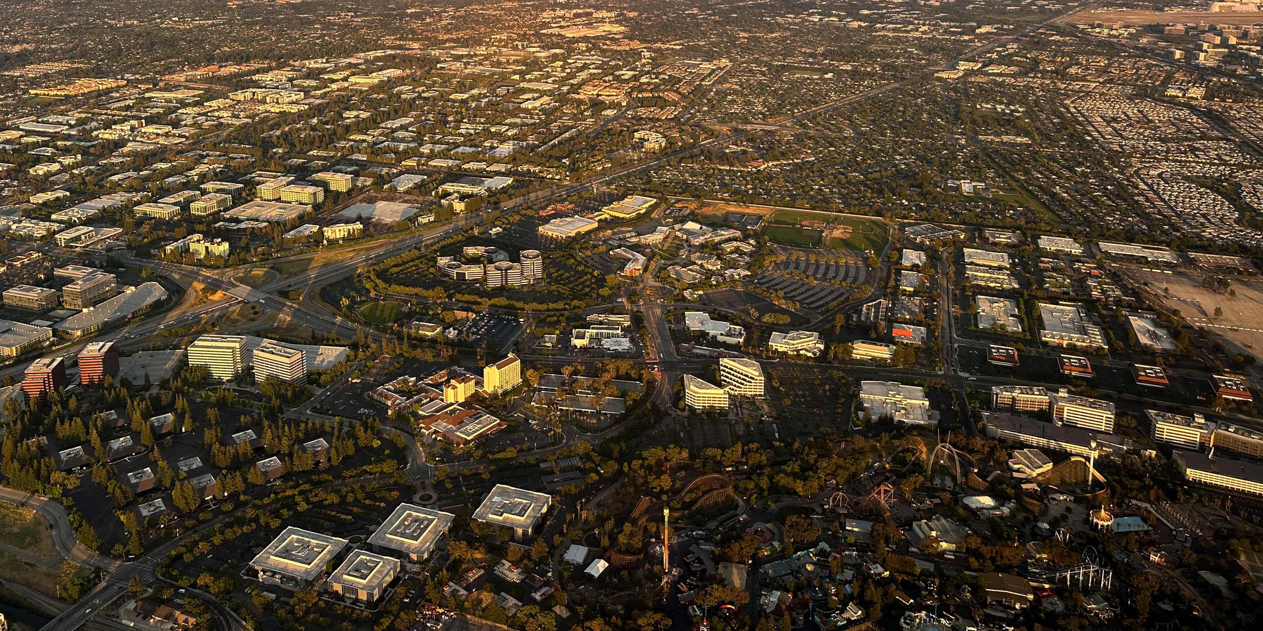 Ein Bild aus der Vogelperspektive, welches unter anderem Bürogebäude des Silicon Valleys zeigt.