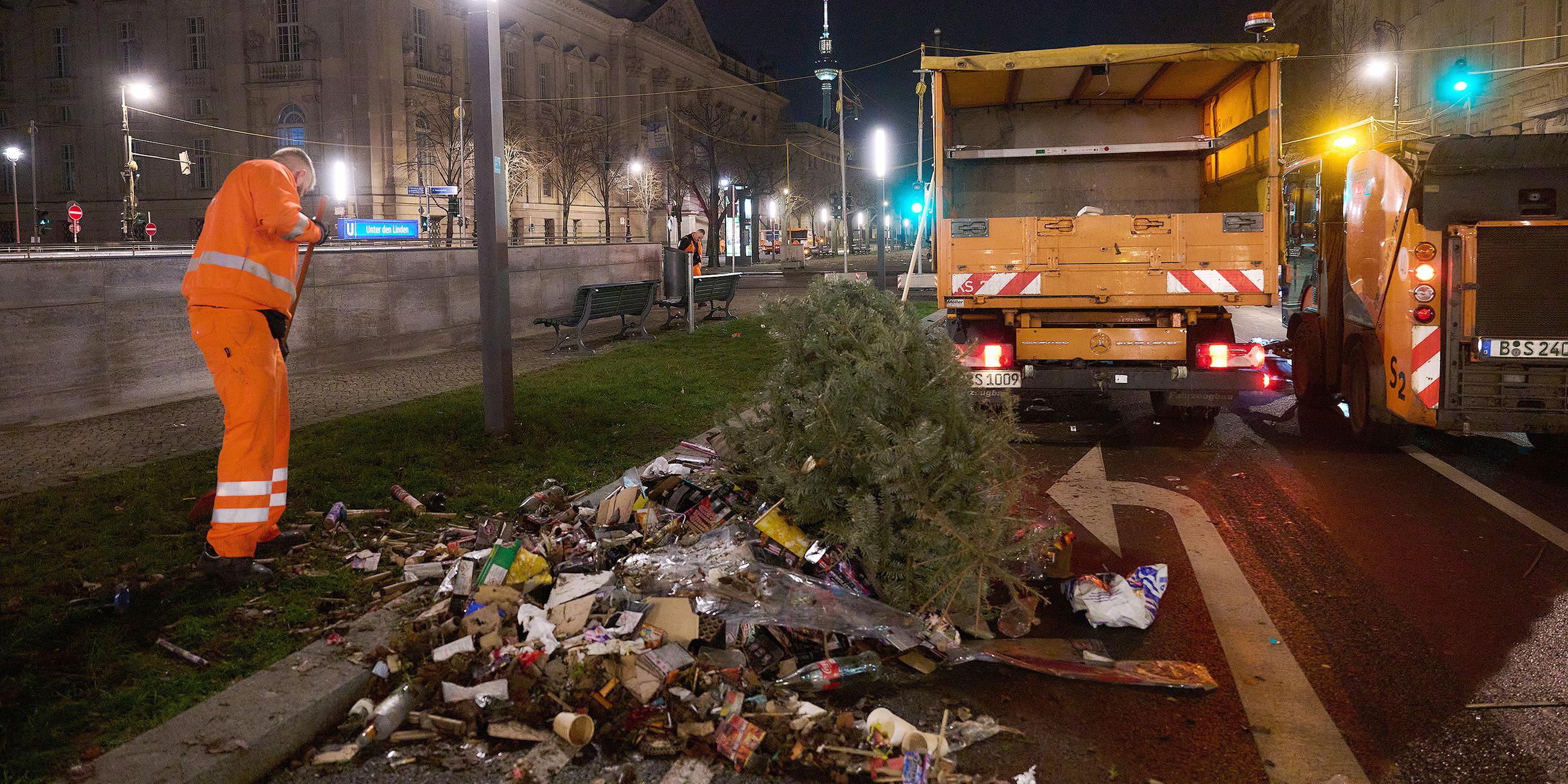 Mitarbeiter der Stadtreinigung Berlins räumt Böllerreste auf