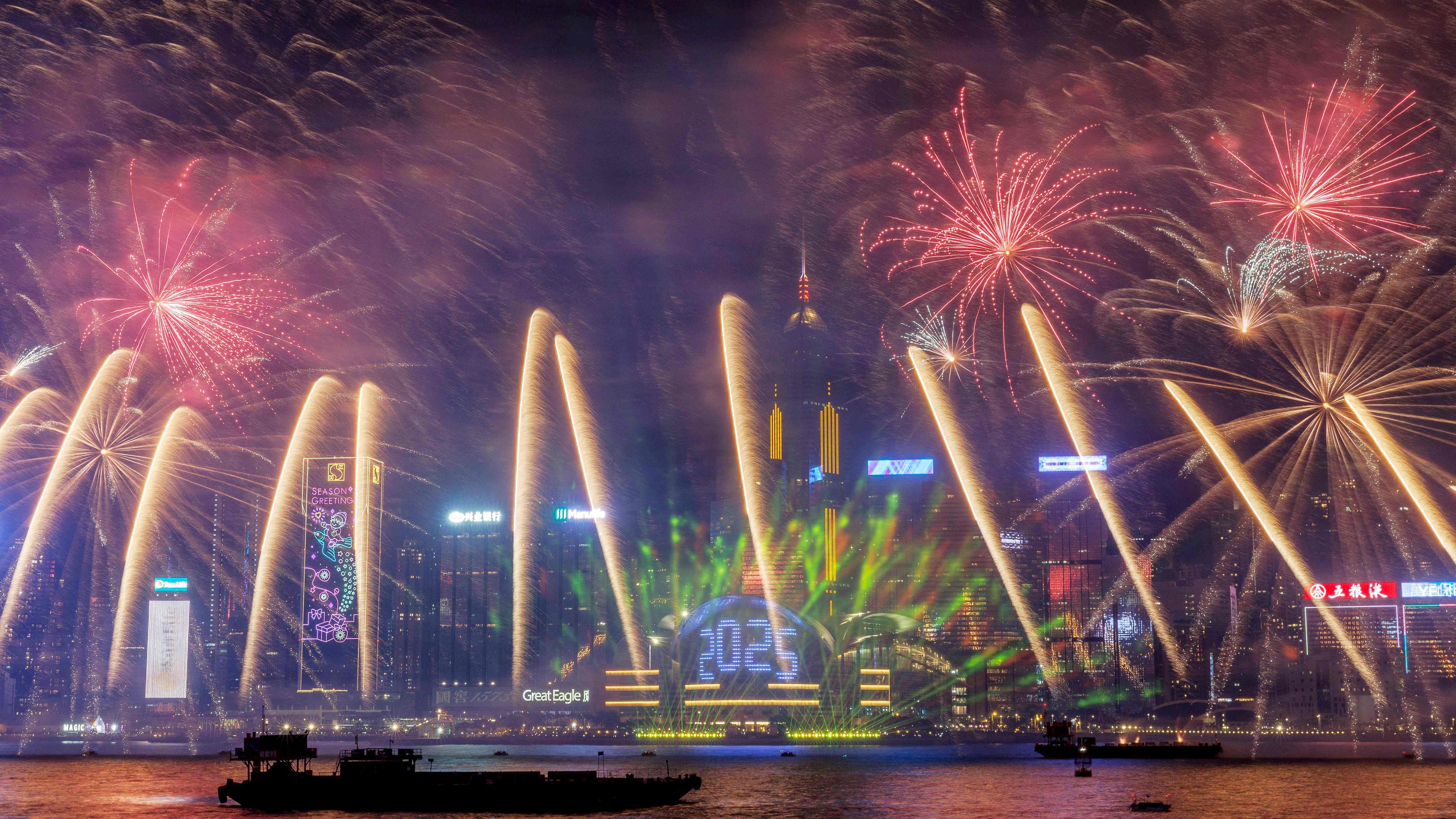 Feuerwerke erhellen den Mitternachtshimmel über dem Victoria Harbour während der Neujahrsfeierlichkeiten 2025 in Hongkong