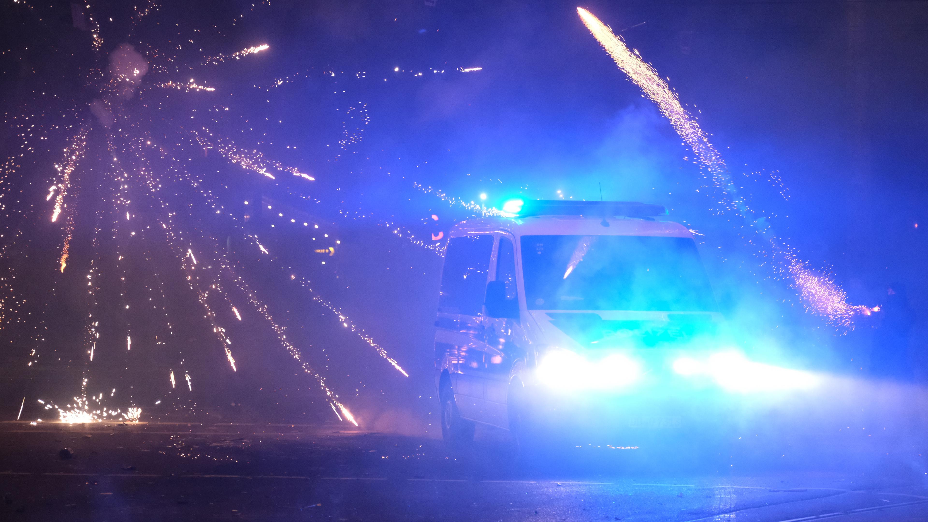 Sachsen, Leipzig: Ein Polizeifahrzeug wird im Stadtteil Connewitz mit Pyrotechnik beworfen.