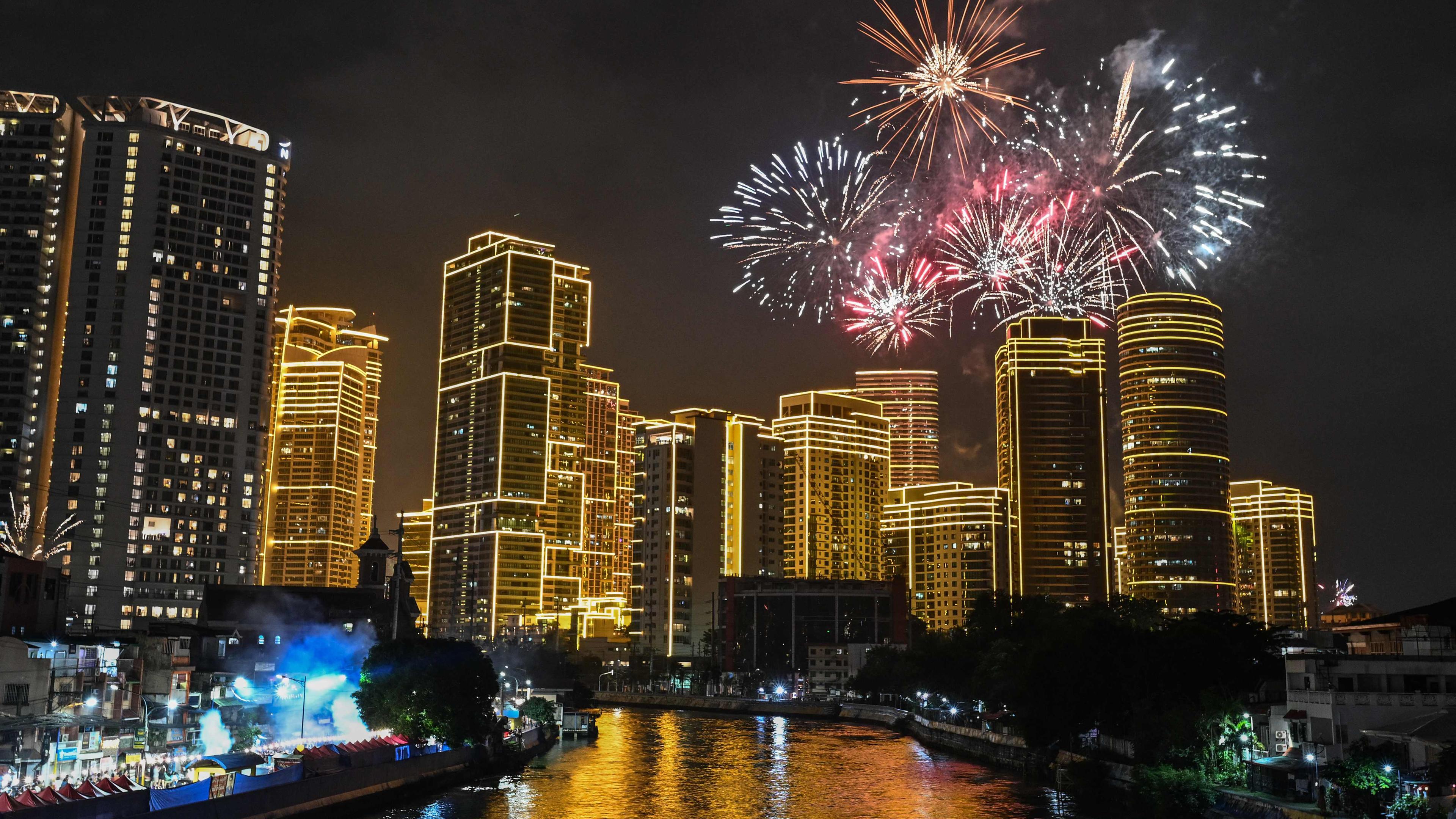 Philippinen: Feuerwerke erhellen den Himmel und läuten das neue Jahr in Makati, Metro Manila, ein