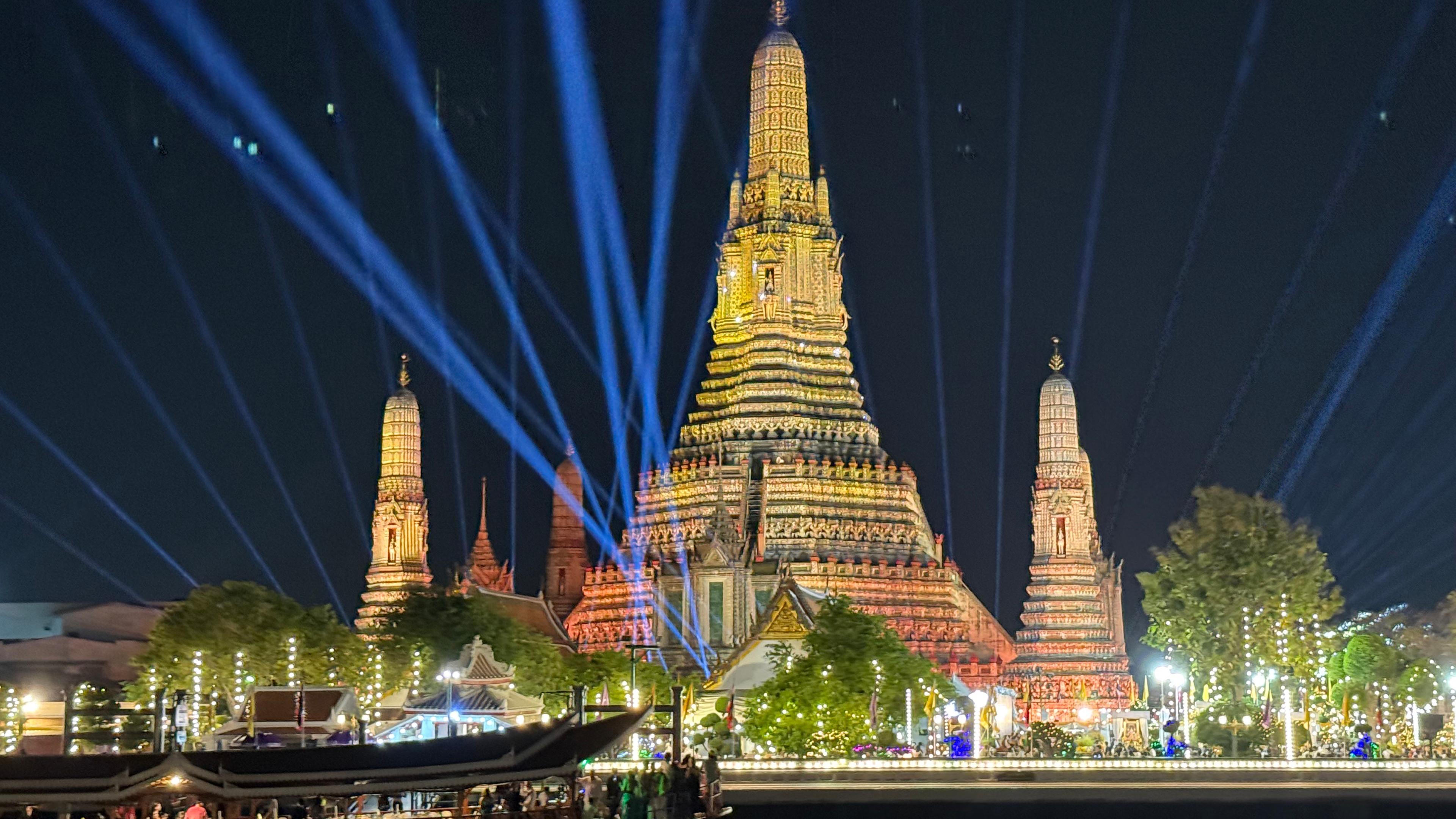 Silveste, Thailand, Bangkok: Der Tempel Wat Arun in Bangkok ist für die Silvesterfeierlichkeiten in besonderem Licht angestrahlt.