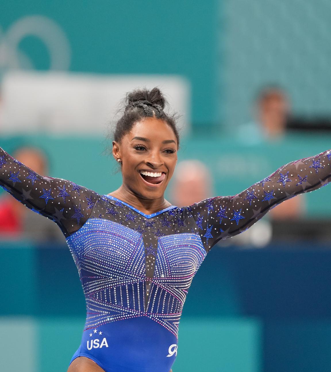 Simone Biles jubelt nach ihrer Kür auf dem Schwebebalken.