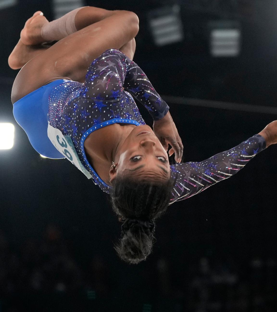 Simone Biles in Aktion bei ihrer Bodenkür.