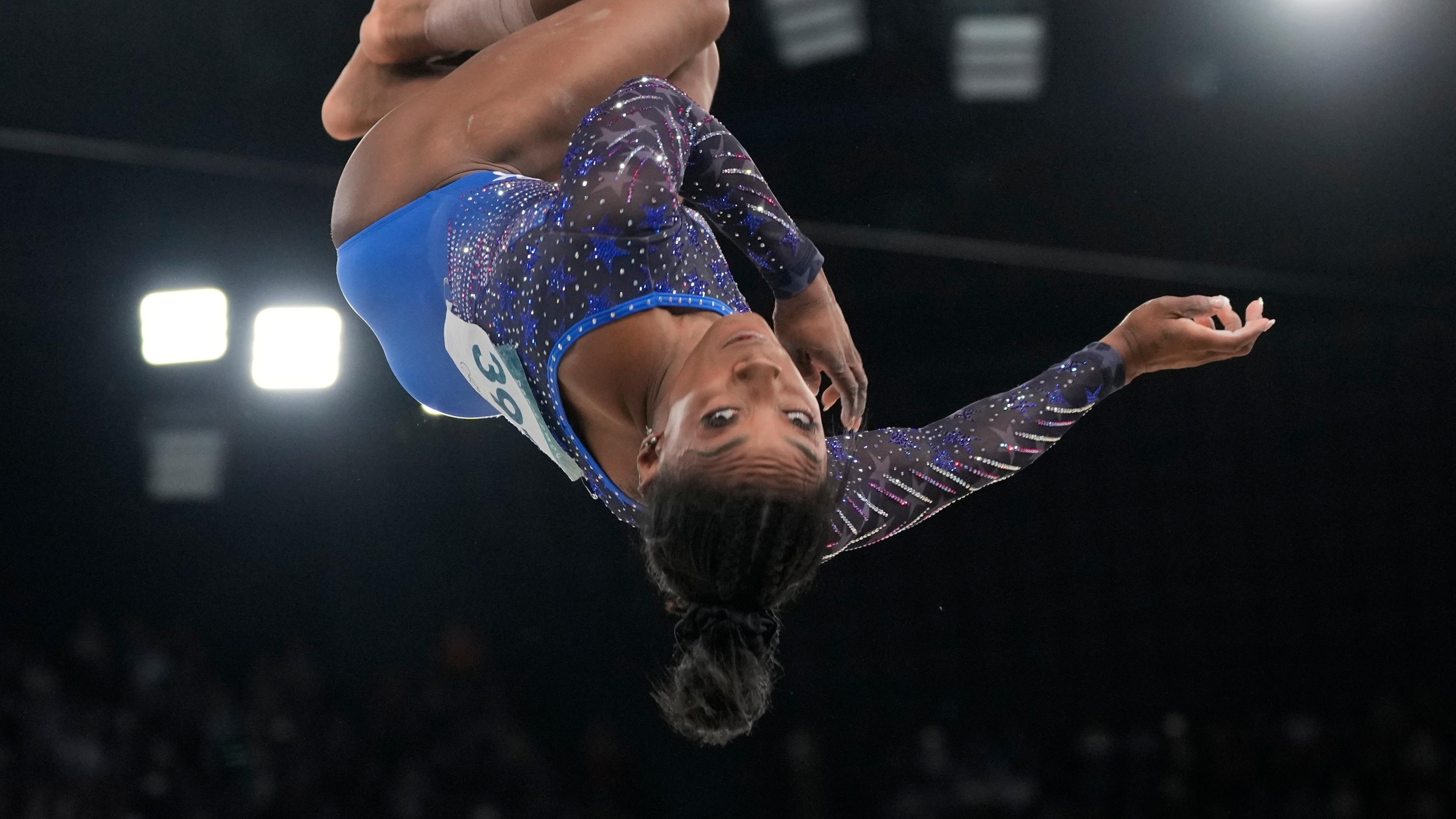 Simone Biles in Aktion bei ihrer Bodenkür.