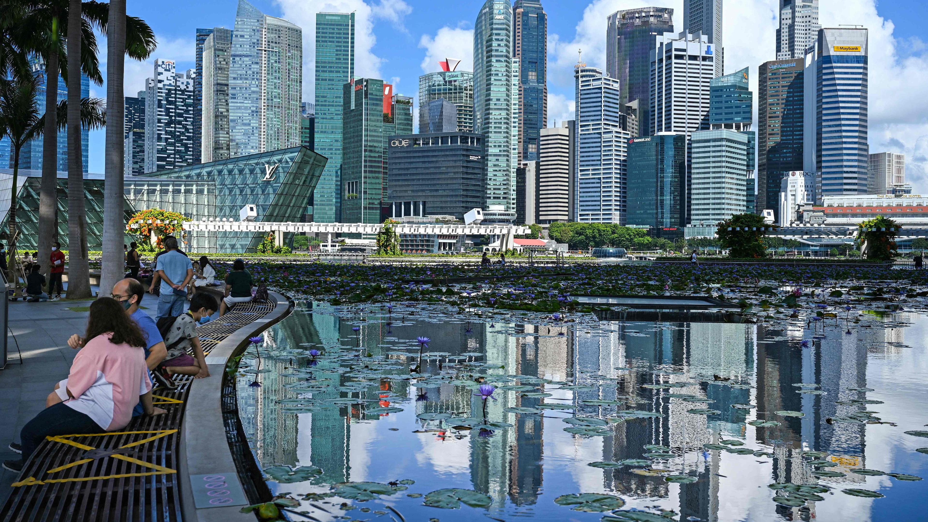 Auf dem Bild sieht man die Skyline von Singapur. 