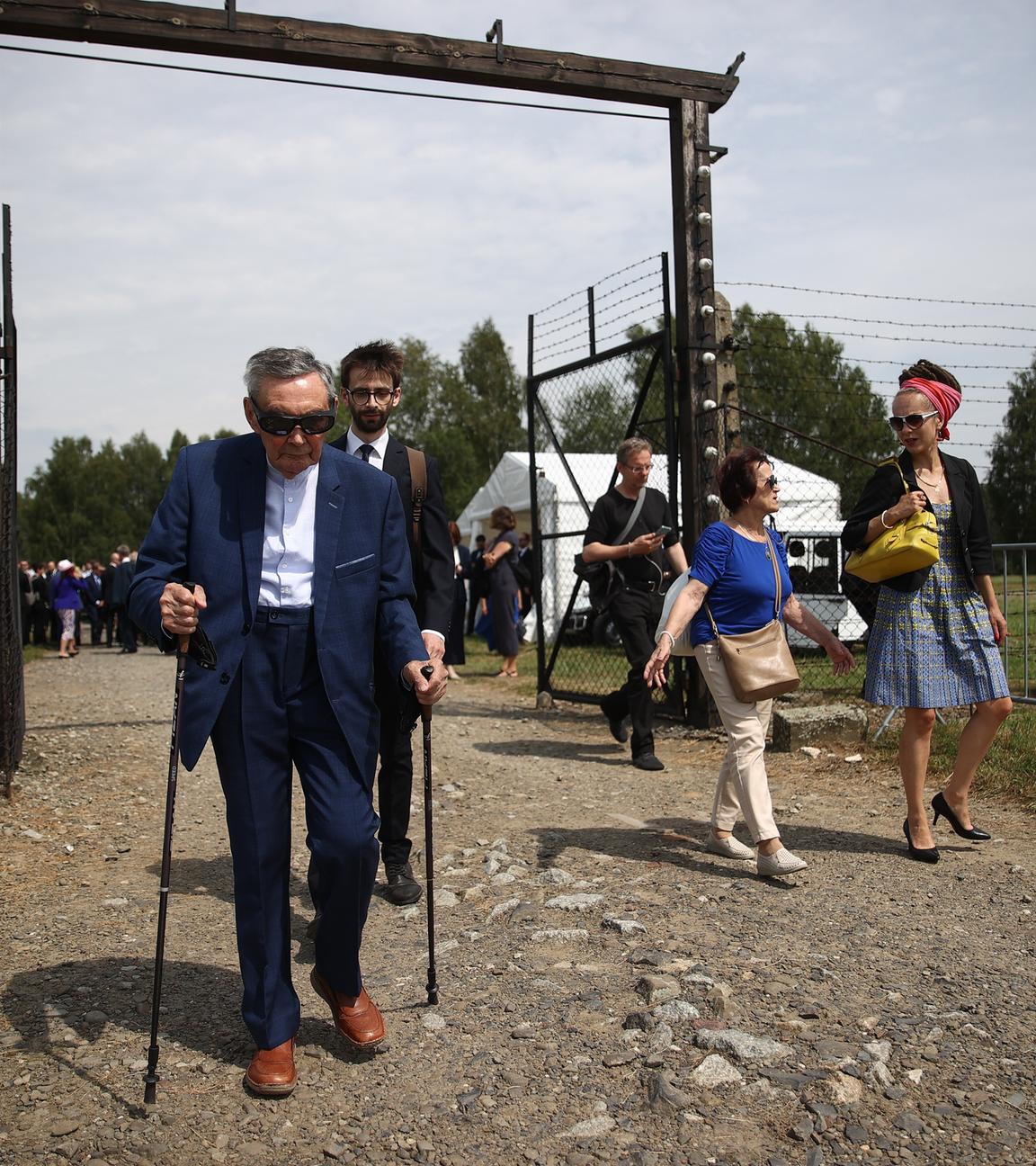 Polen, Oswiecim: Marian Turski (l), Journalist aus Polen und Holocaust-Überlebender, geht während der Gedenkfeier zum Europäischen Holocaust-Gedenktag für Roma und Sinti im ehemaligen deutschen Vernichtungslager Auschwitz-Birkenau.