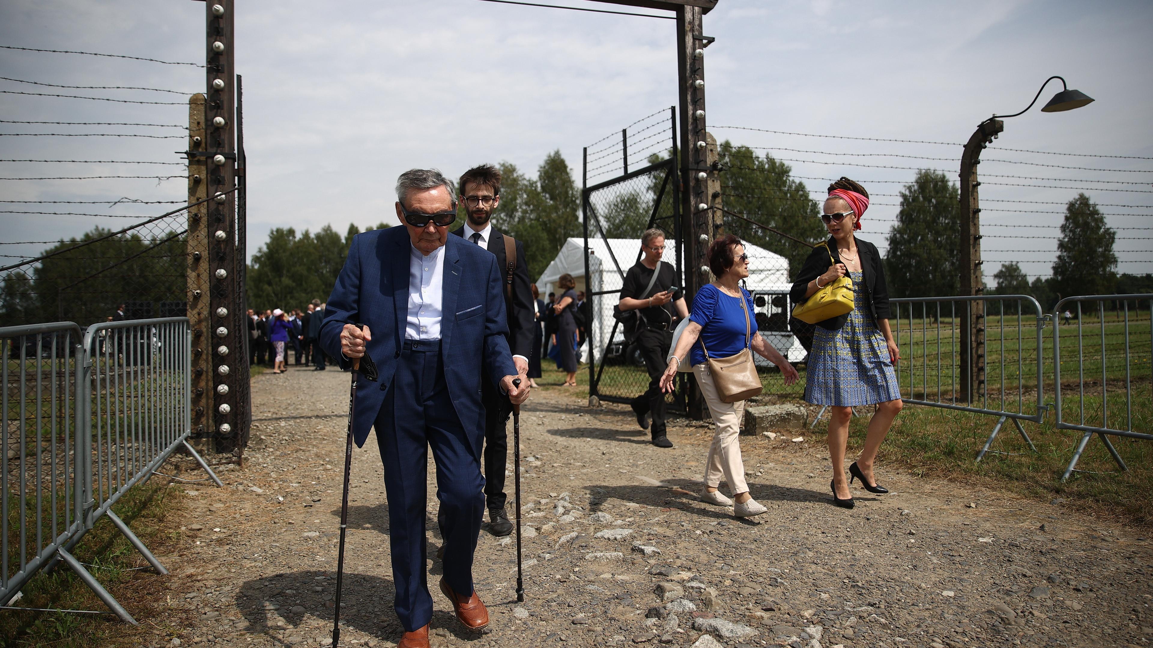 Polen, Oswiecim: Marian Turski (l), Journalist aus Polen und Holocaust-Überlebender, geht während der Gedenkfeier zum Europäischen Holocaust-Gedenktag für Roma und Sinti im ehemaligen deutschen Vernichtungslager Auschwitz-Birkenau.